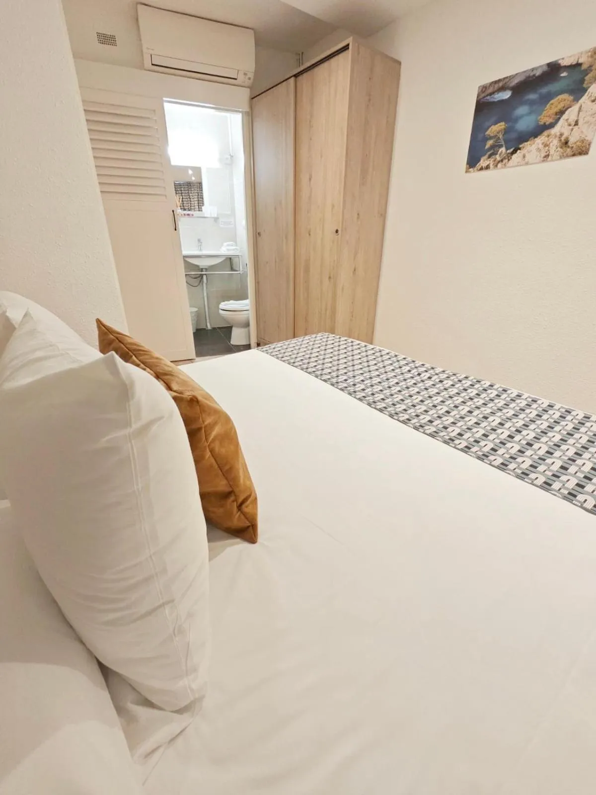 Bed in HOTEL DES CALANQUES