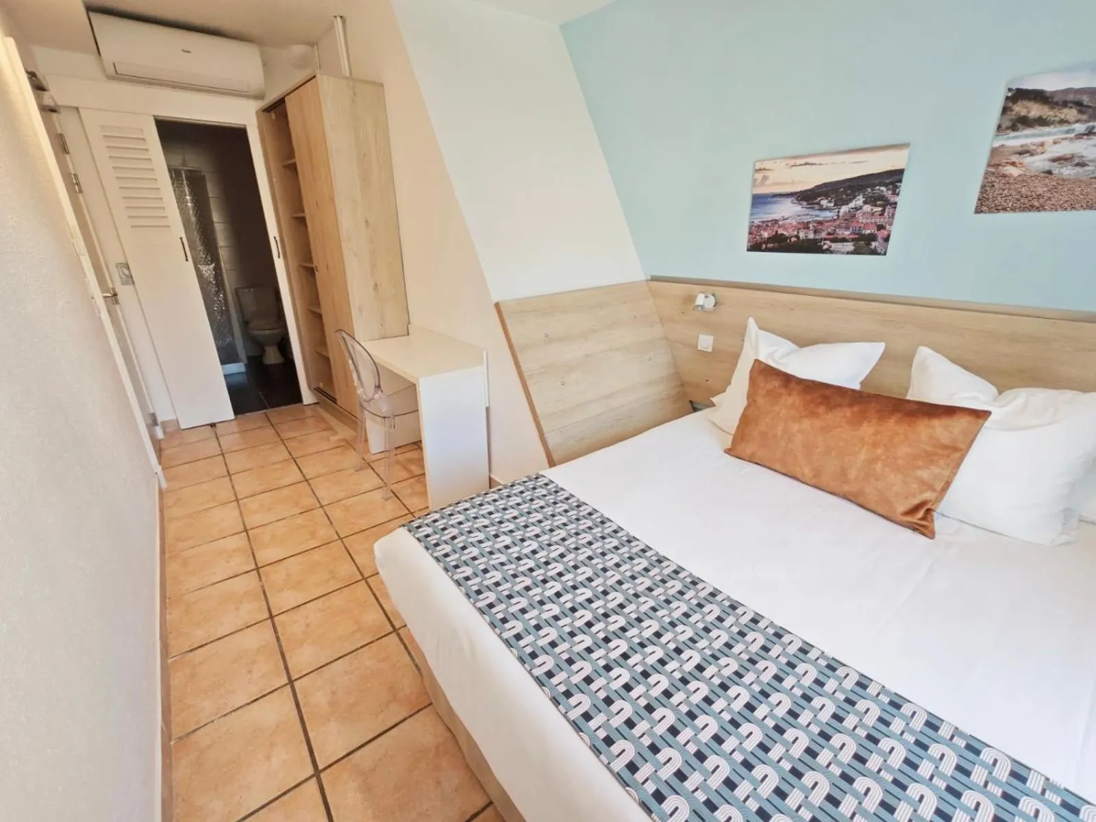 Photo of the whole room, Bed in HOTEL DES CALANQUES