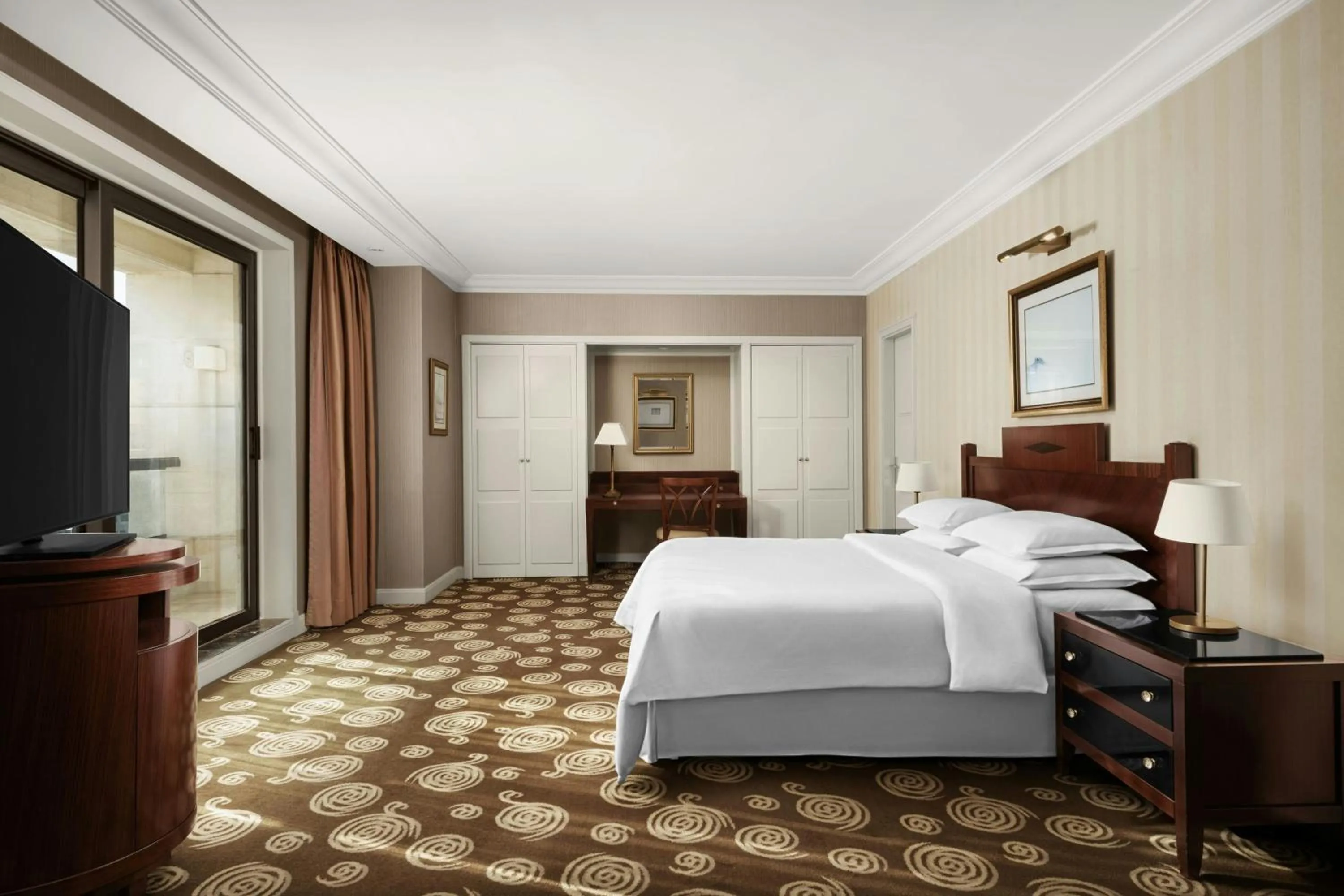 Photo of the whole room, Bed in Sheraton Amman Al Nabil Hotel