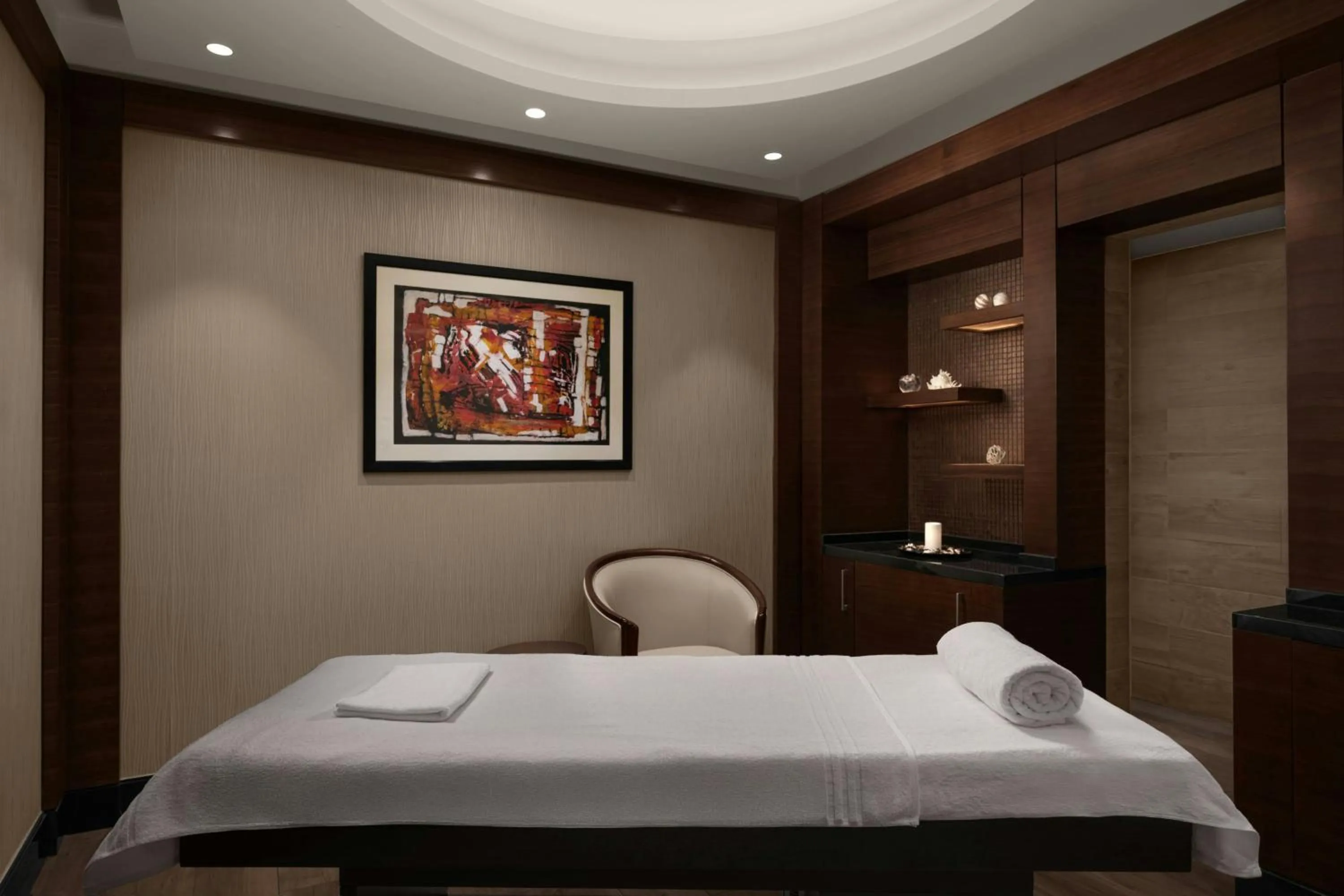 Area and facilities, Bed in Sheraton Amman Al Nabil Hotel