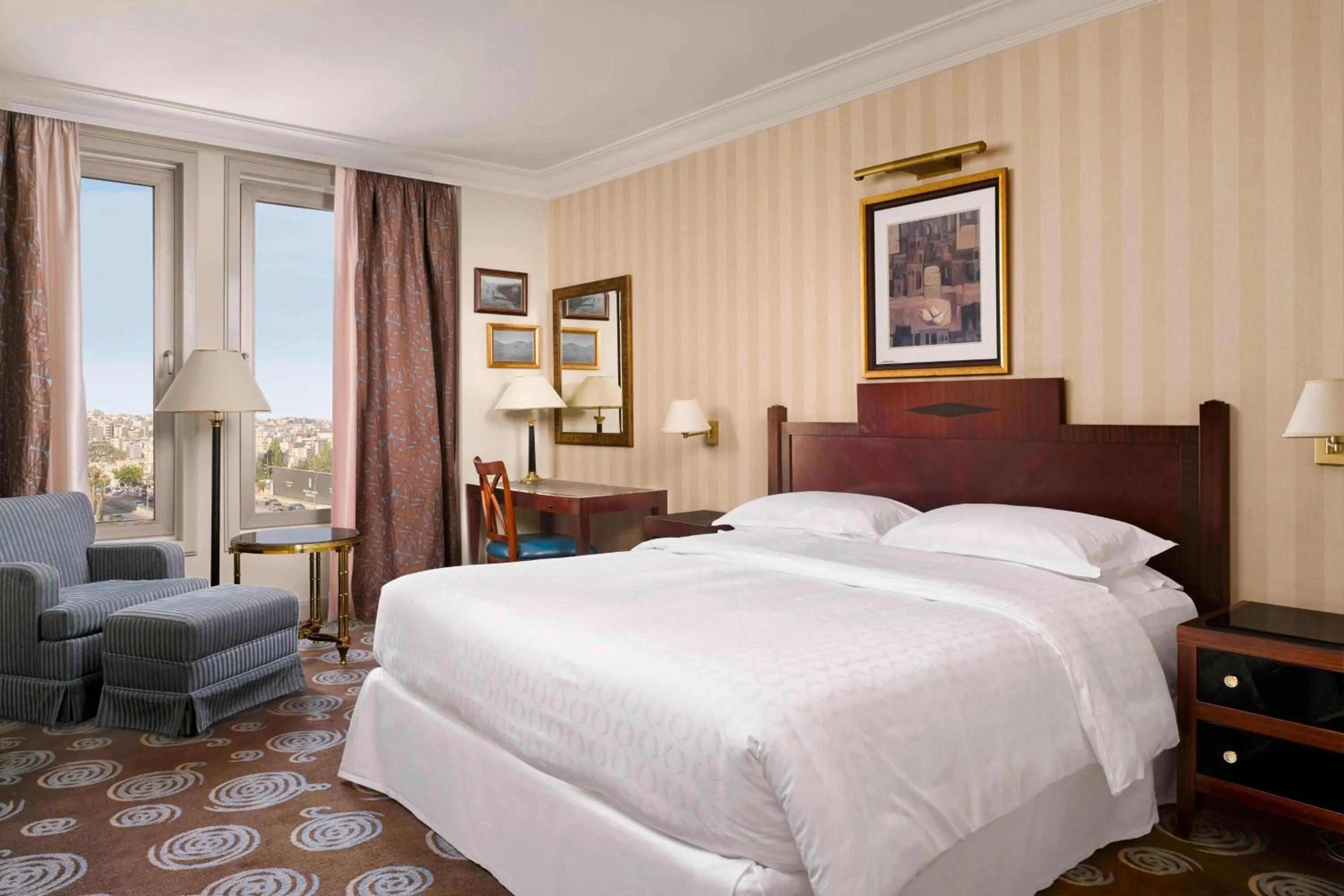 Photo of the whole room, Bed in Sheraton Amman Al Nabil Hotel