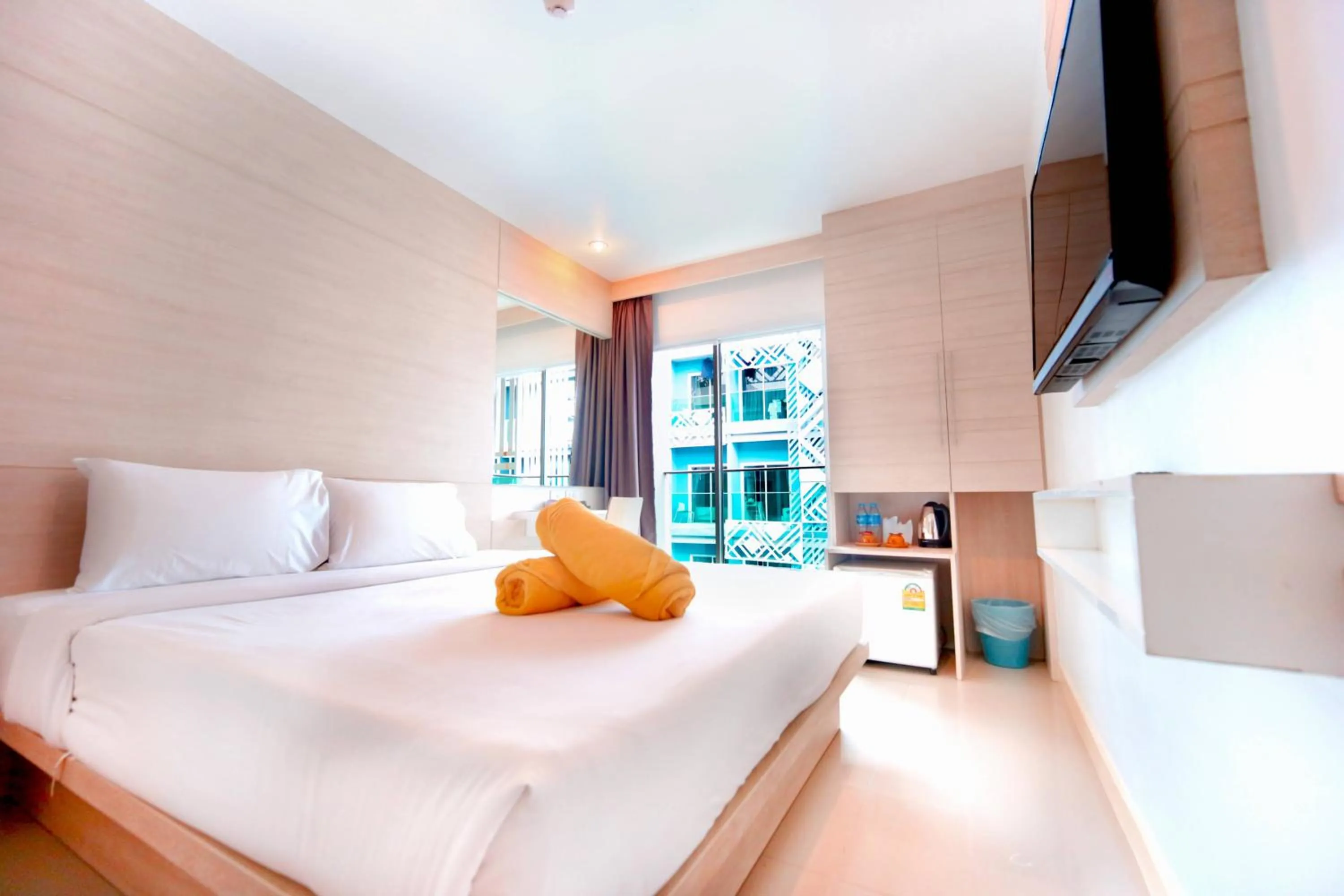 Photo of the whole room, Bed in Mirage Express Patong Phuket Hotel