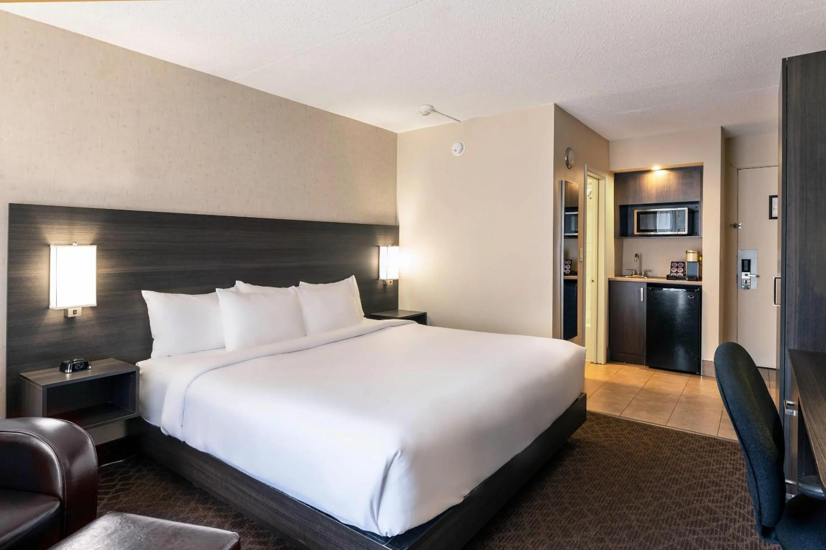 Bedroom, Bed in Quality Inn & Conference Centre Kingston Central