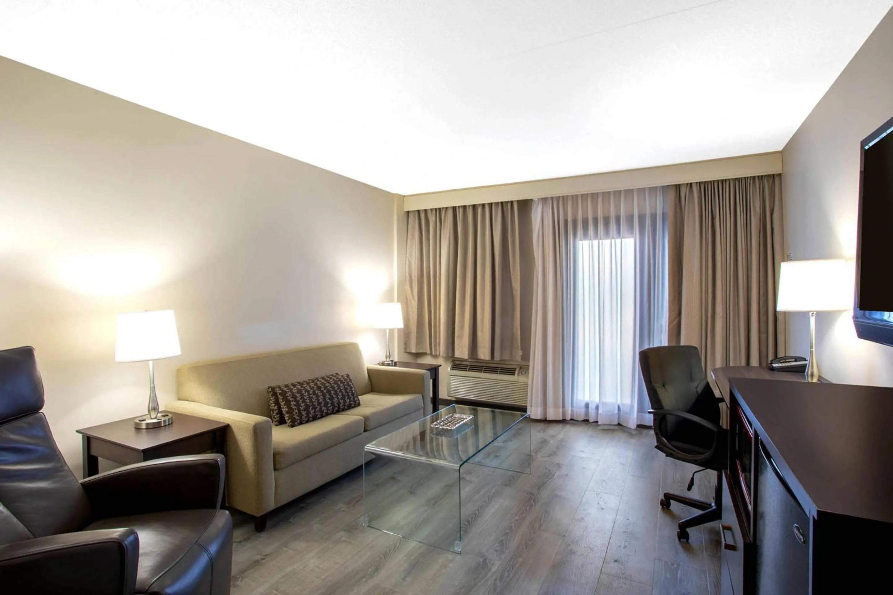 Bedroom in Quality Inn & Conference Centre Kingston Central