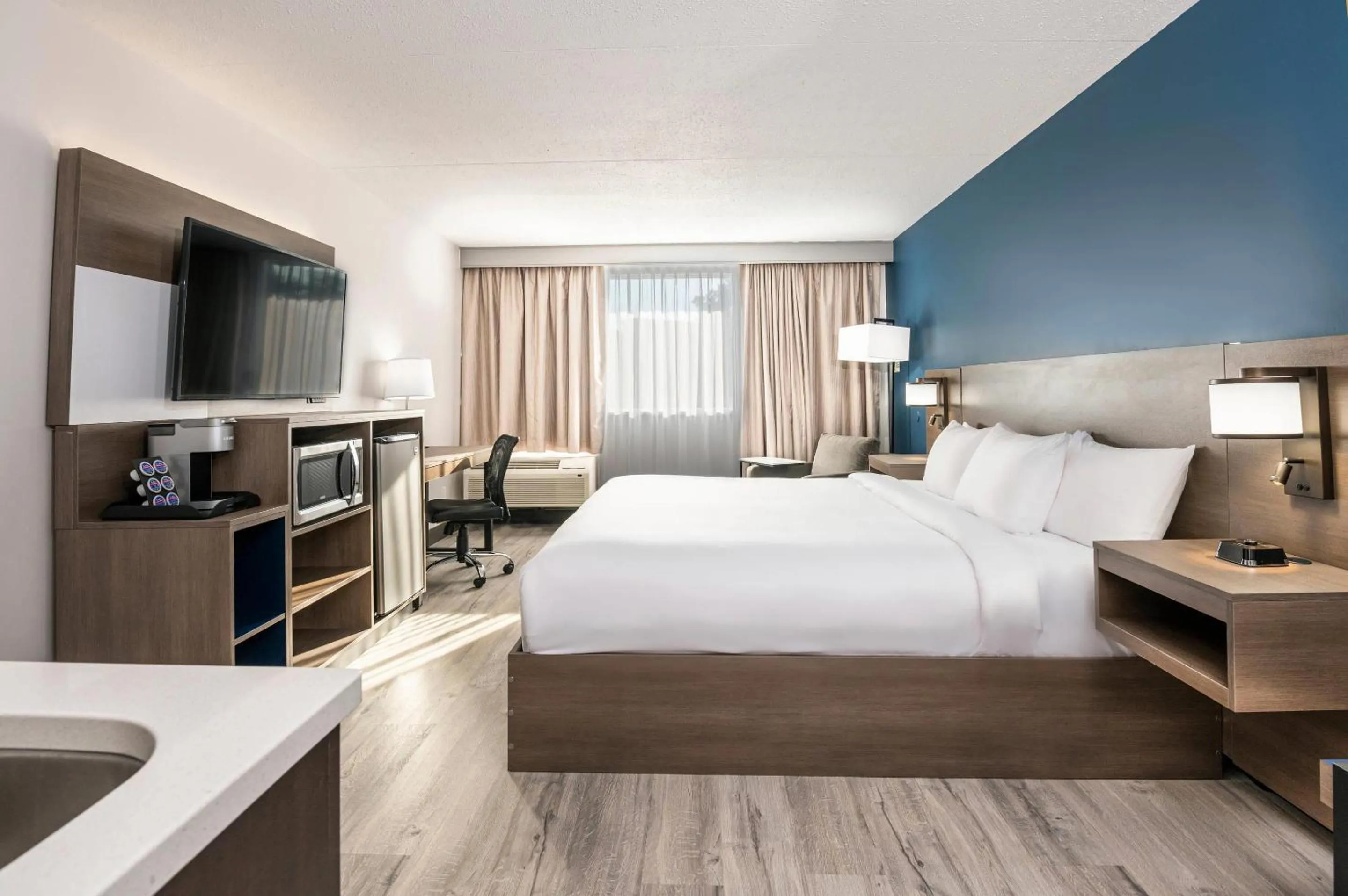 Bedroom, Bed in Comfort Suites Kingston Central