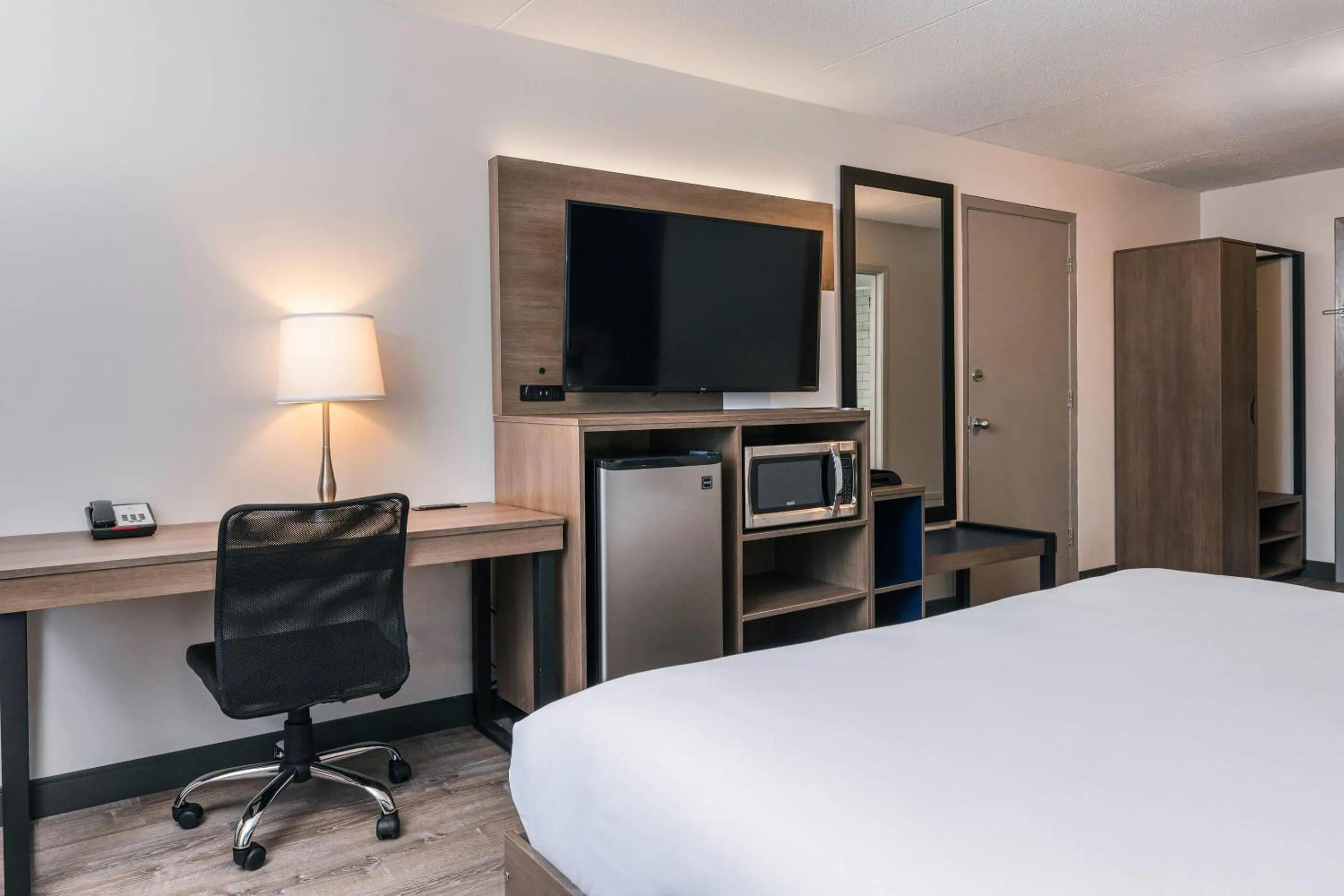 Bedroom, Bed in Comfort Suites Kingston Central