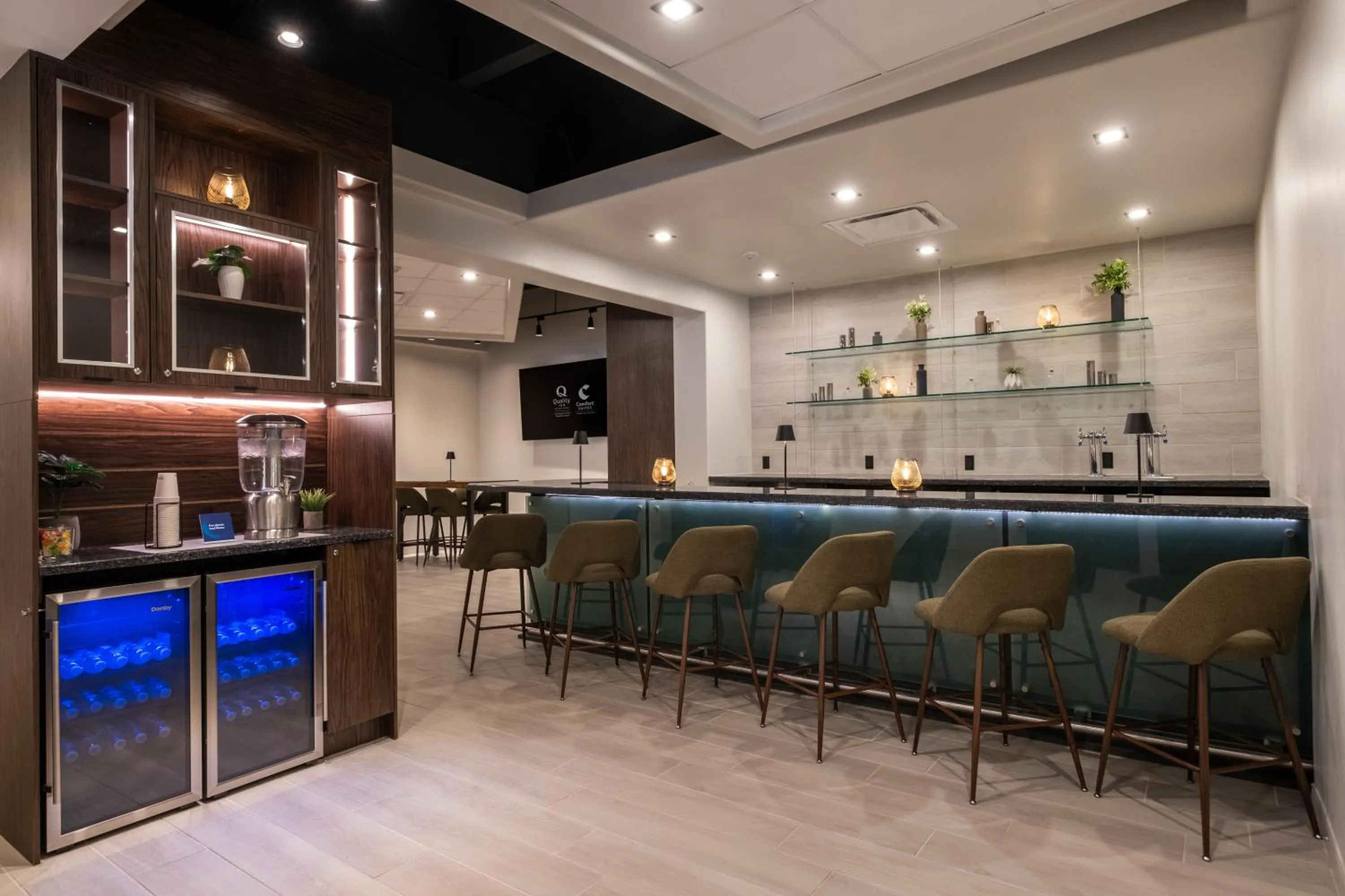 Lounge or bar in Comfort Suites Kingston Central