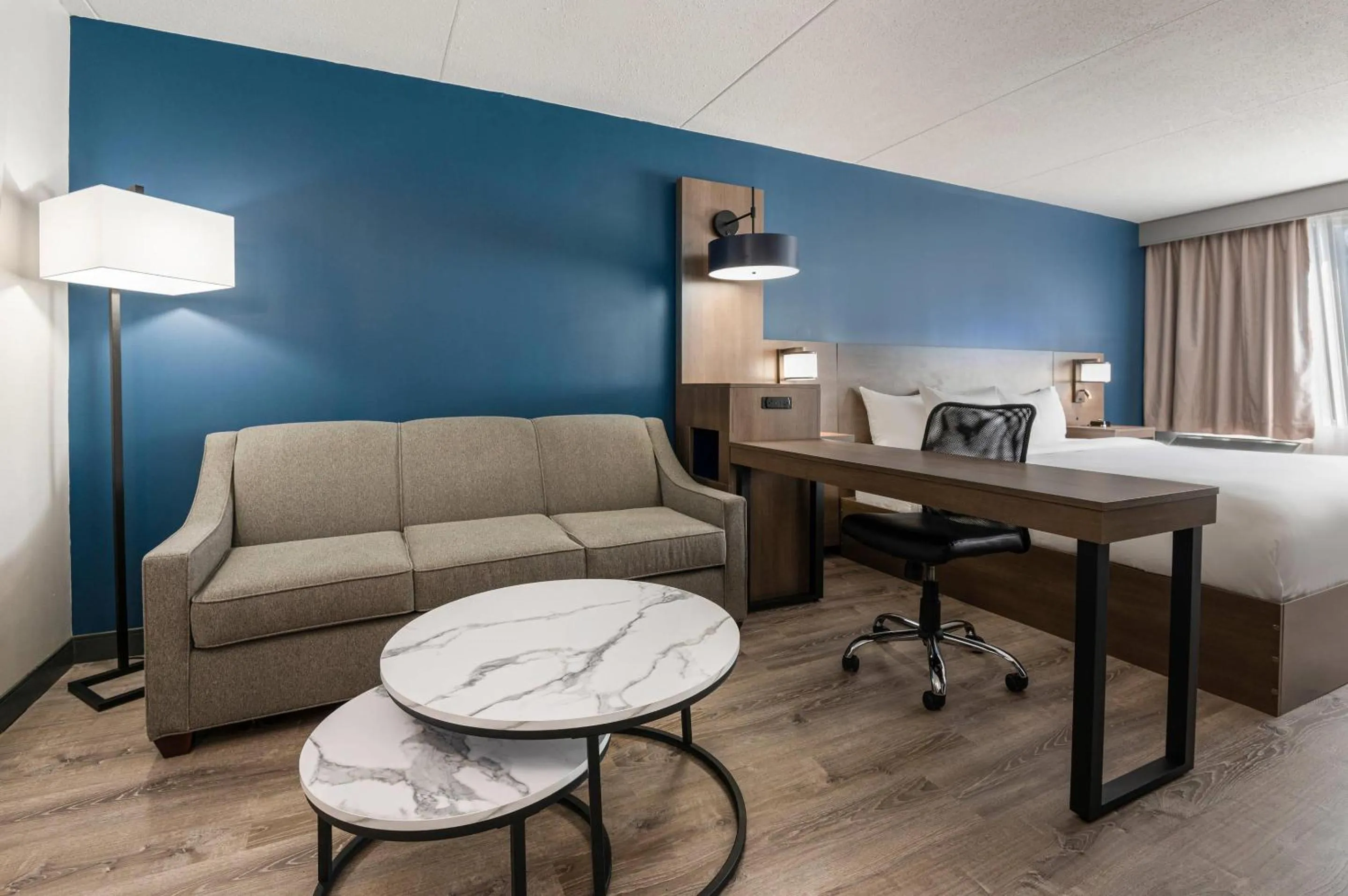 Bedroom in Comfort Suites Kingston Central