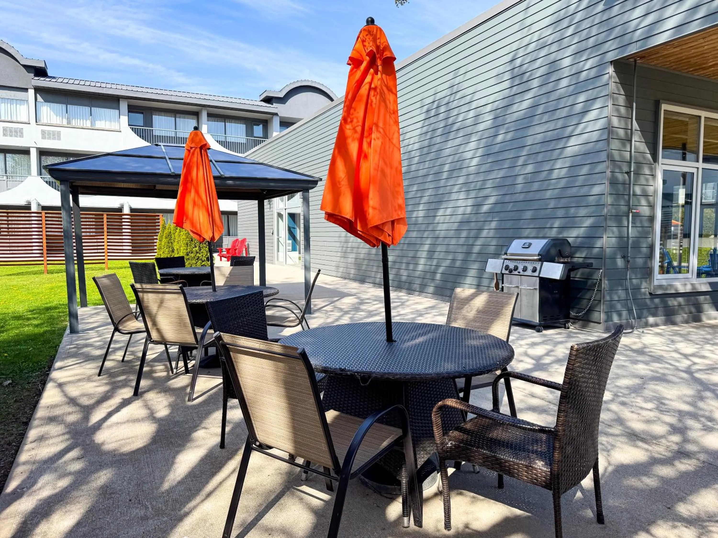 BBQ facilities in Comfort Suites Kingston Central