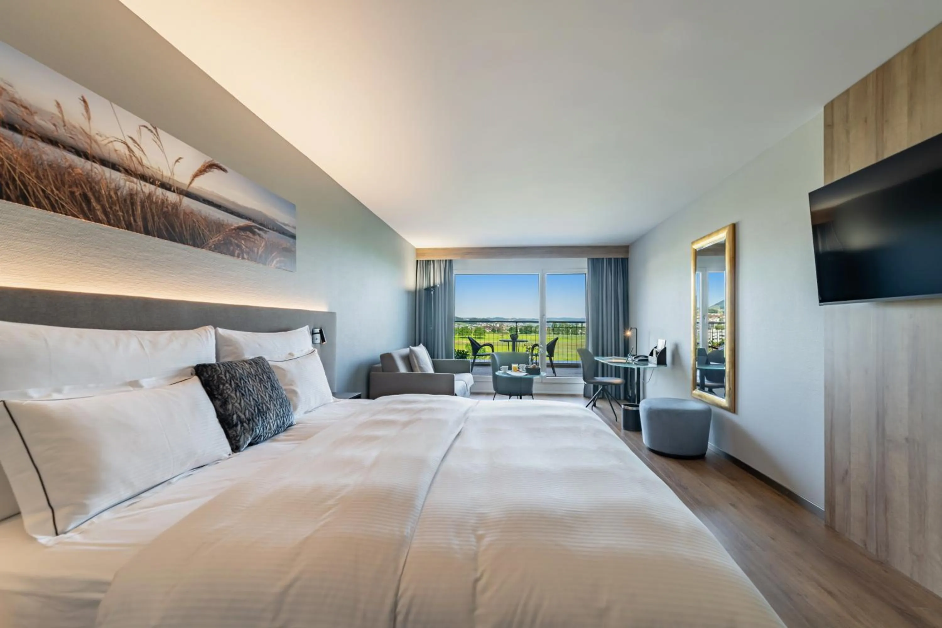 Photo of the whole room, Bed in Seedamm Plaza