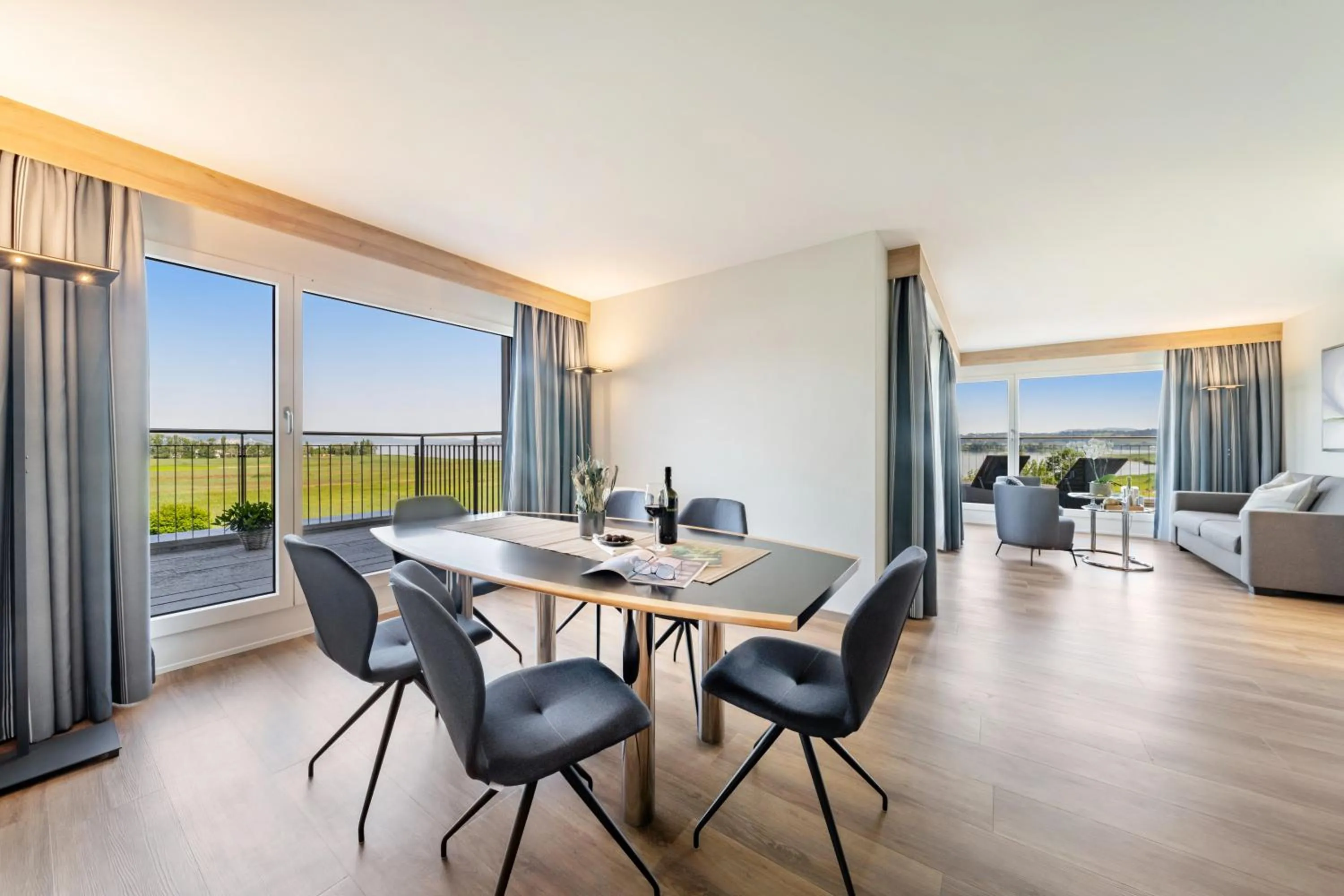 Dining area in Seedamm Plaza