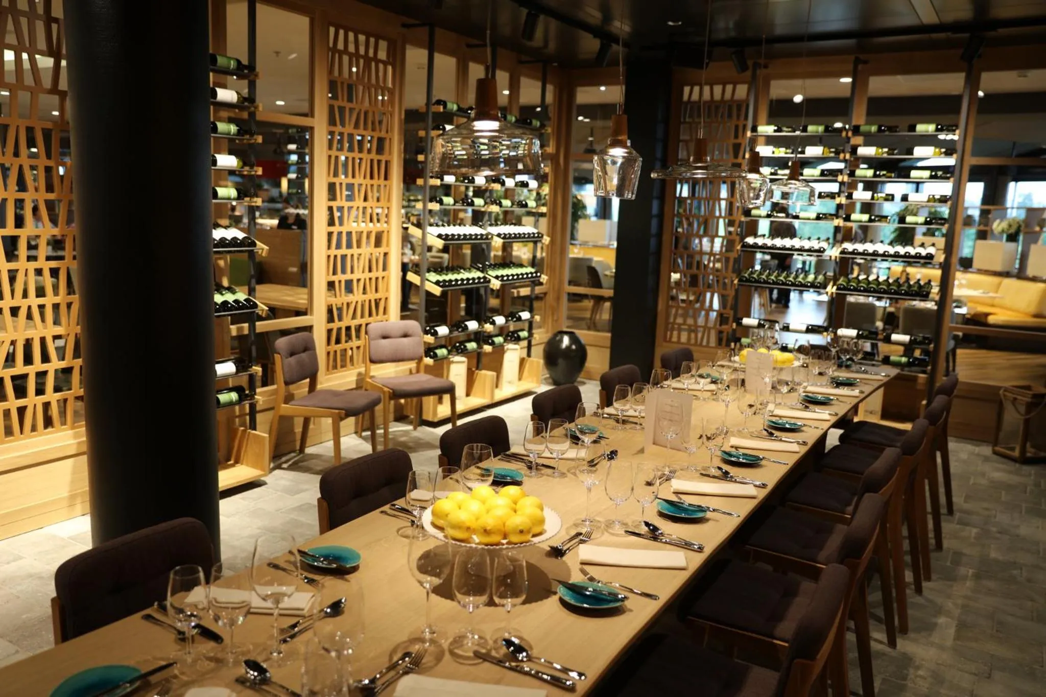 Restaurant/places to eat in Seedamm Plaza