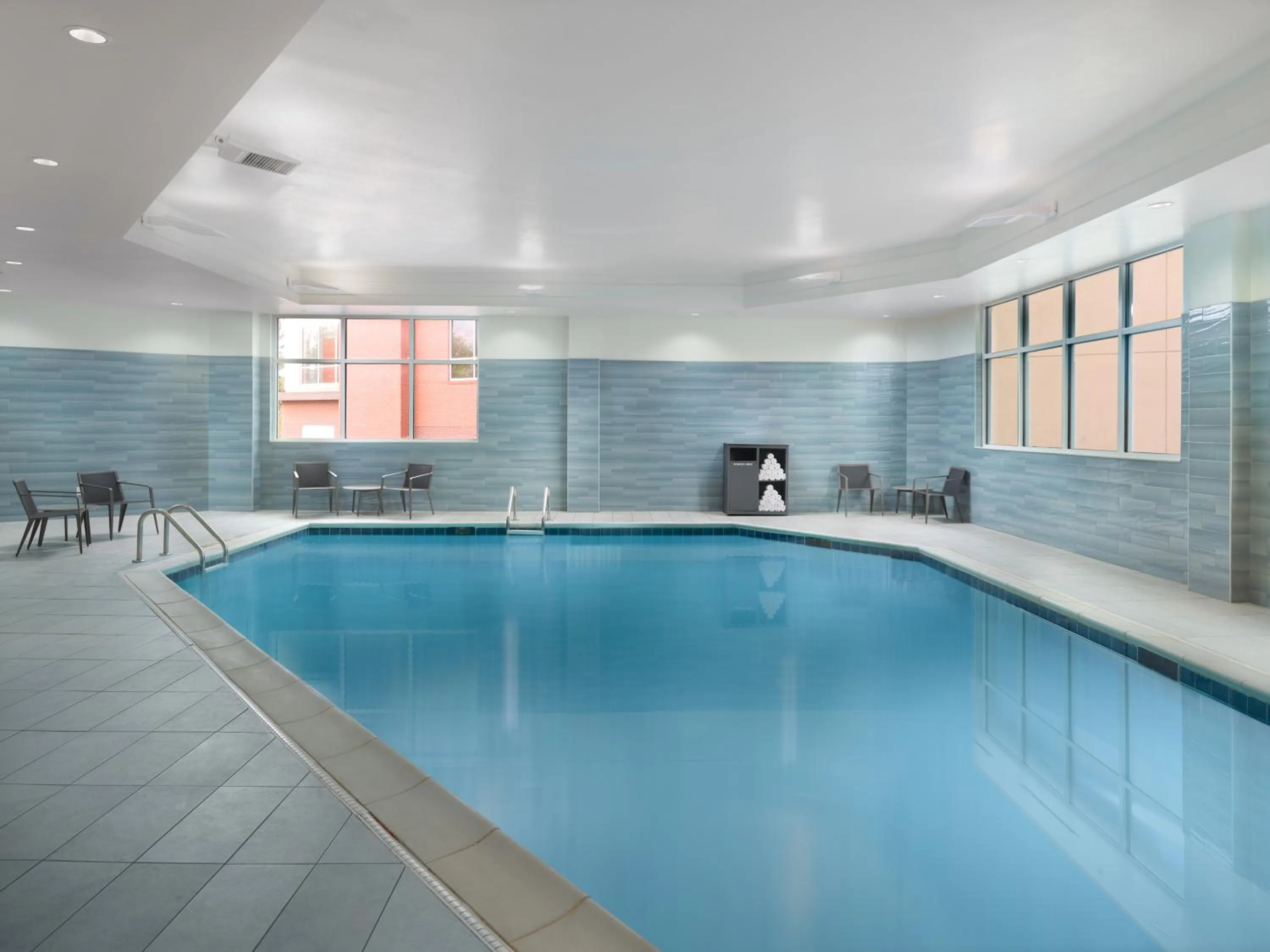 Swimming pool in Courtyard by Marriott Atlanta Dunwoody