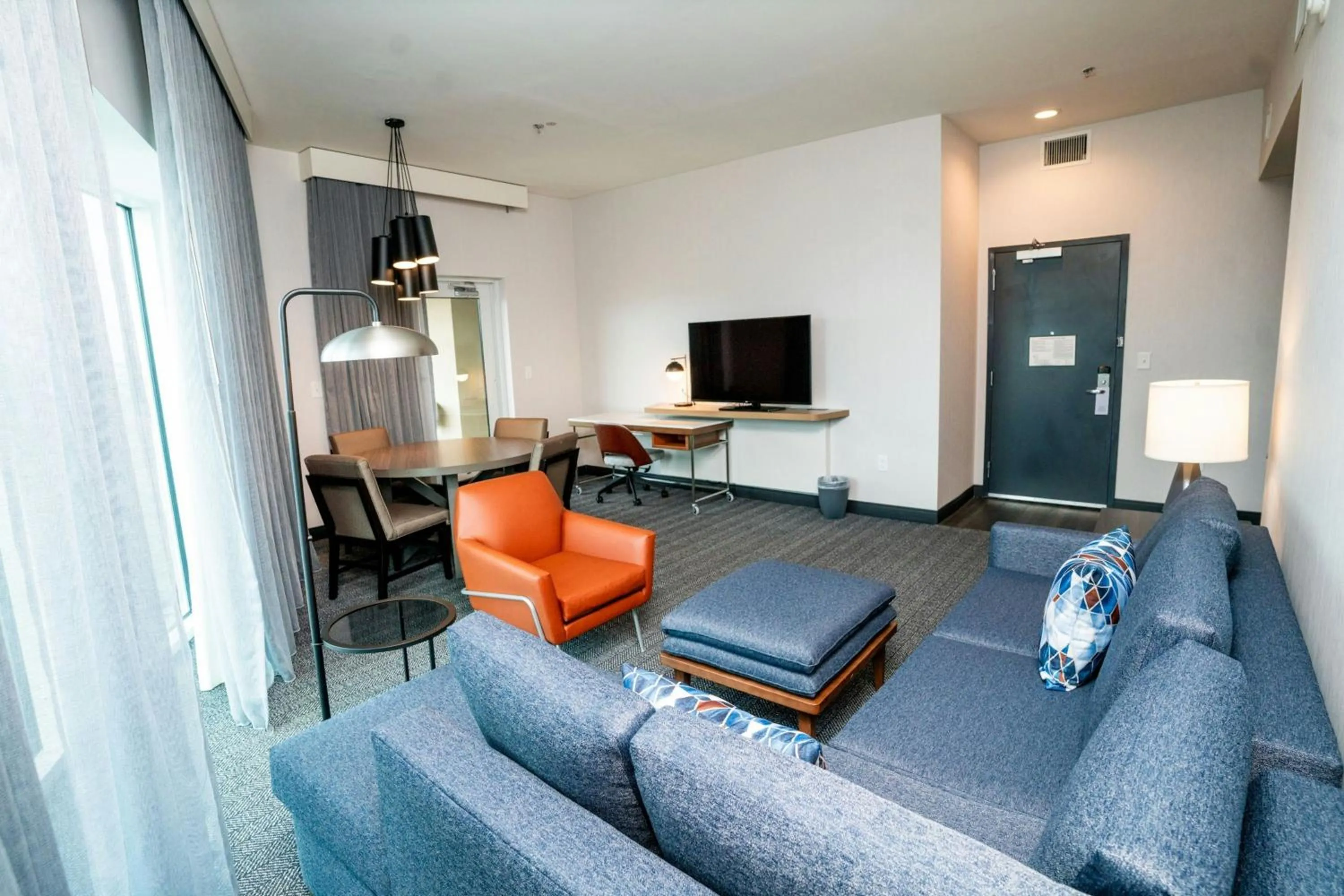 Living room in Holiday Inn & Suites Atlanta Perimeter Dunwoody, an IHG Hotel