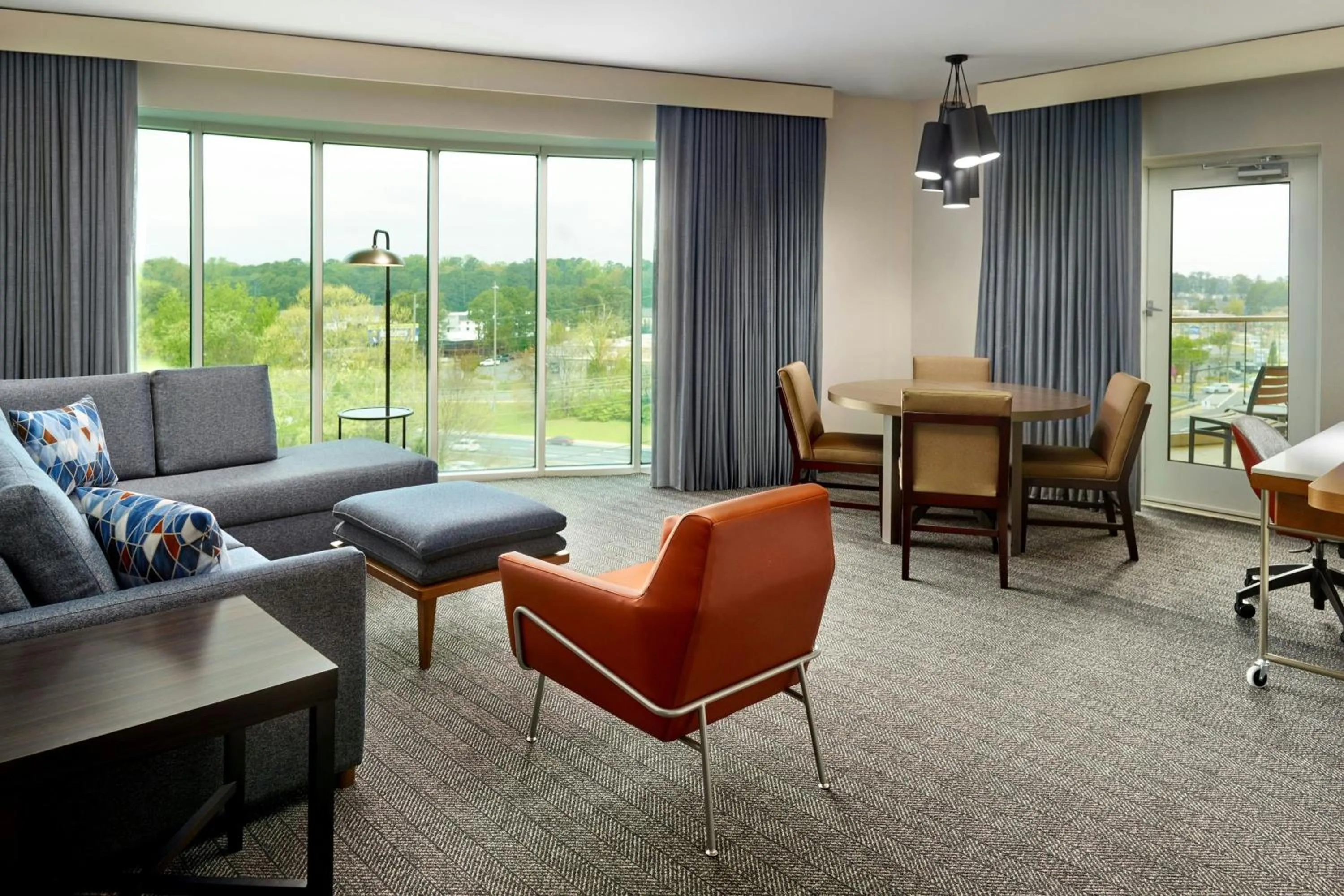 Living room in Courtyard by Marriott Atlanta Dunwoody