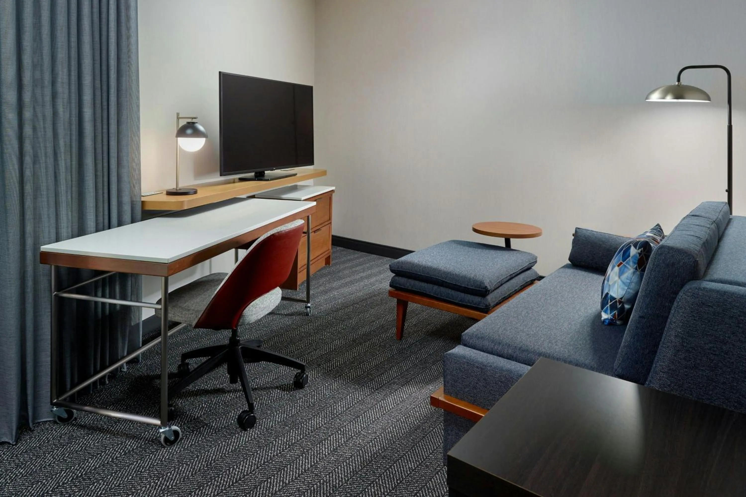 Living room in Courtyard by Marriott Atlanta Dunwoody
