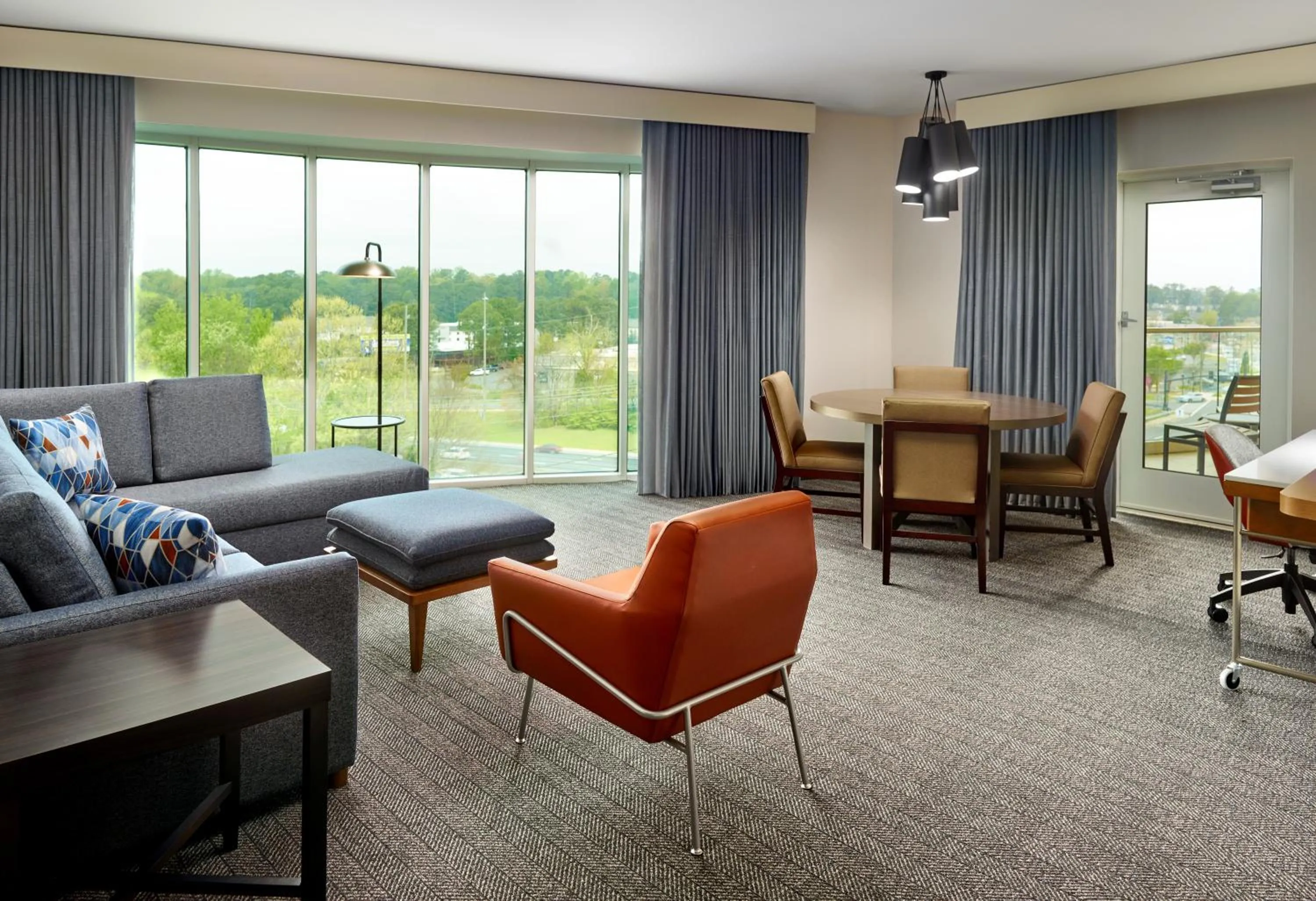 Living room in Courtyard by Marriott Atlanta Dunwoody
