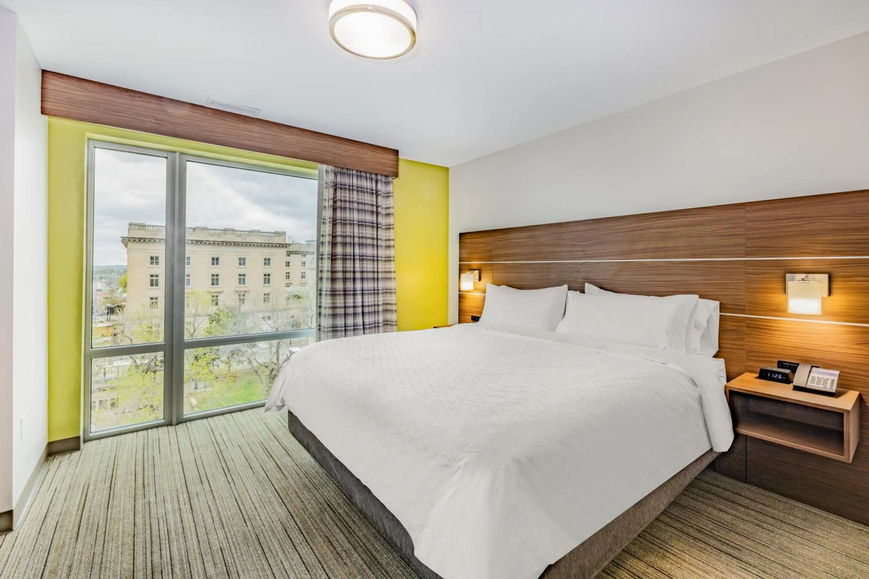 Bed in Holiday Inn Express & Suites - Lincoln Downtown by IHG