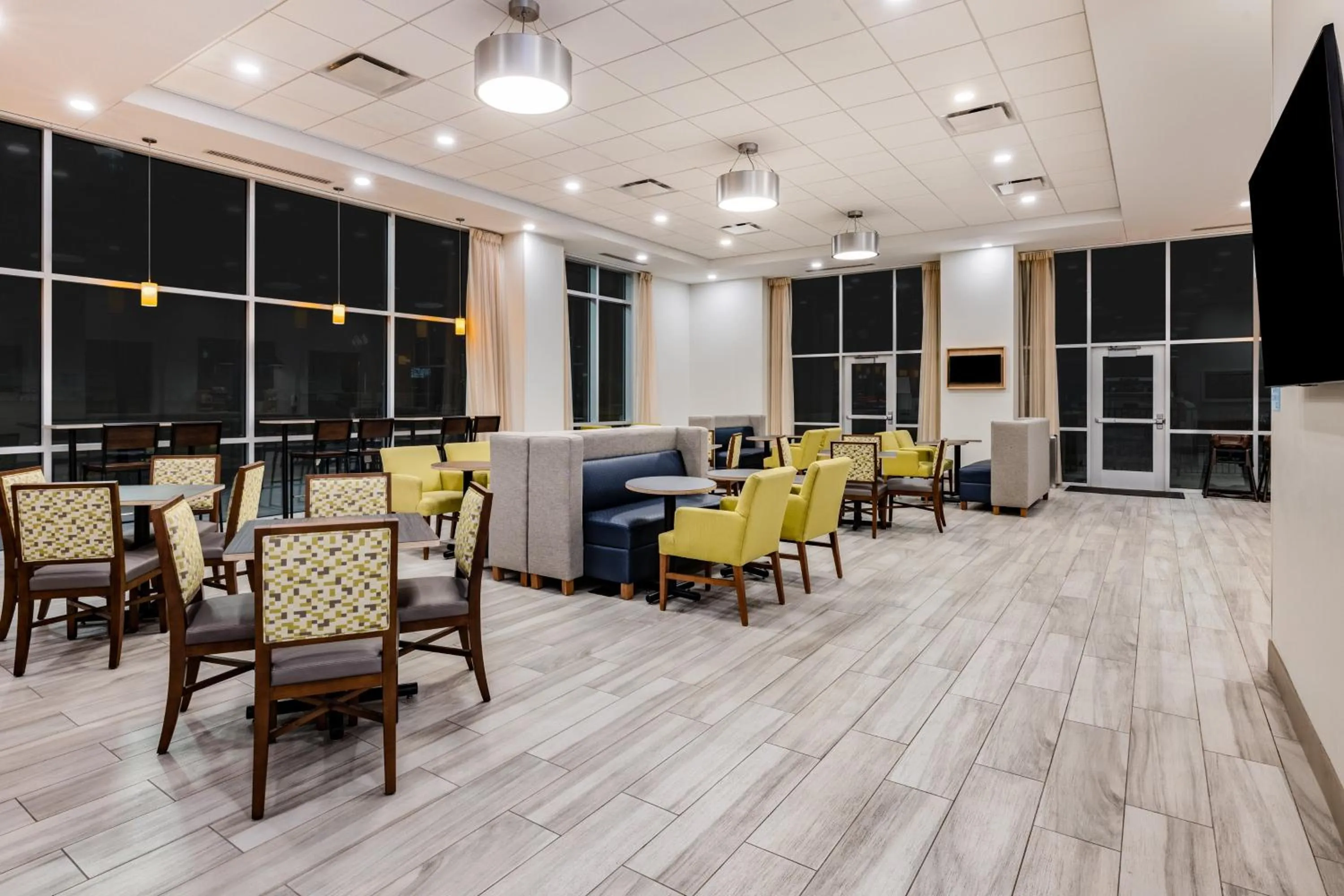 Breakfast in Holiday Inn Express & Suites - Lincoln Downtown by IHG