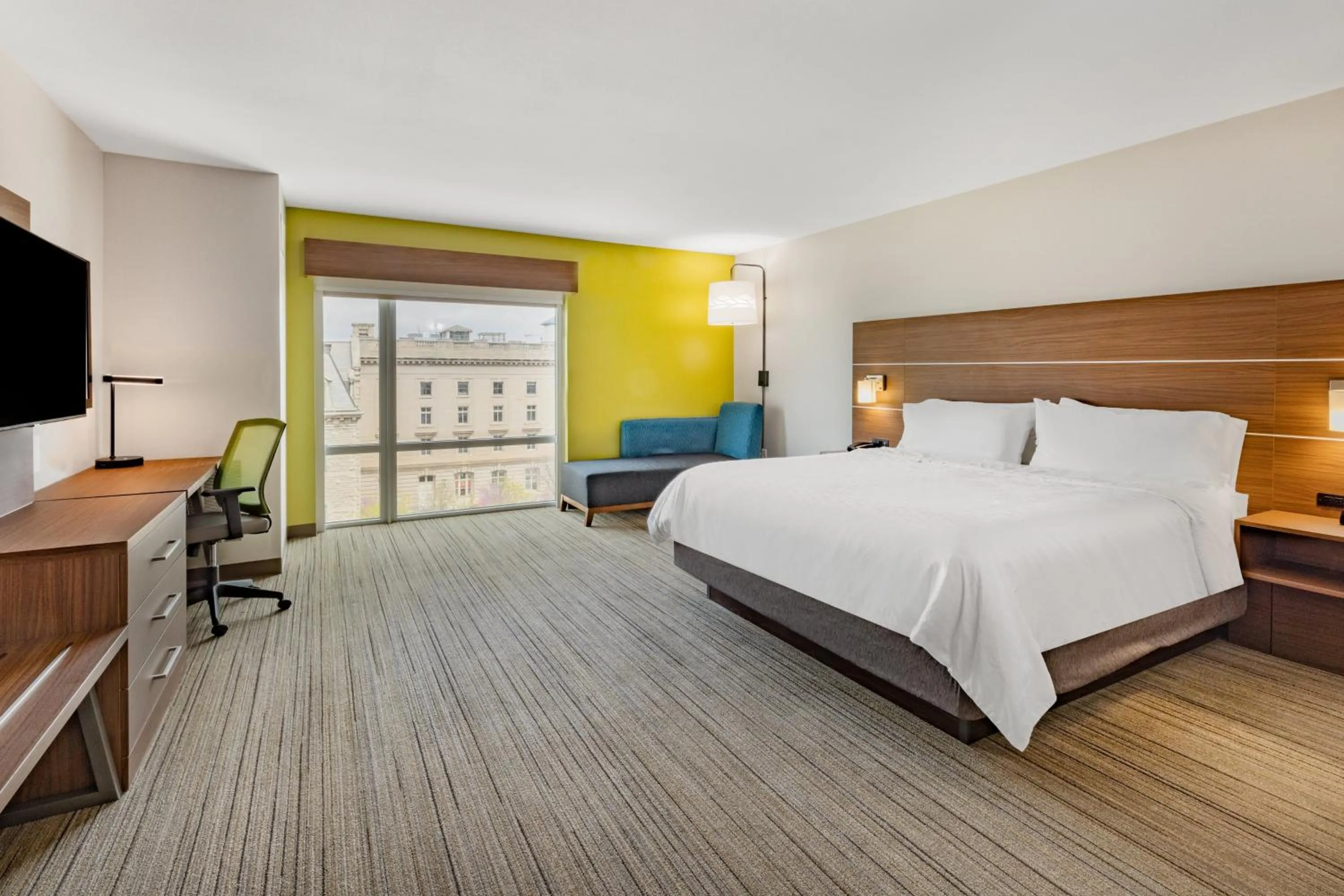 Photo of the whole room, Bed in Holiday Inn Express & Suites - Lincoln Downtown by IHG