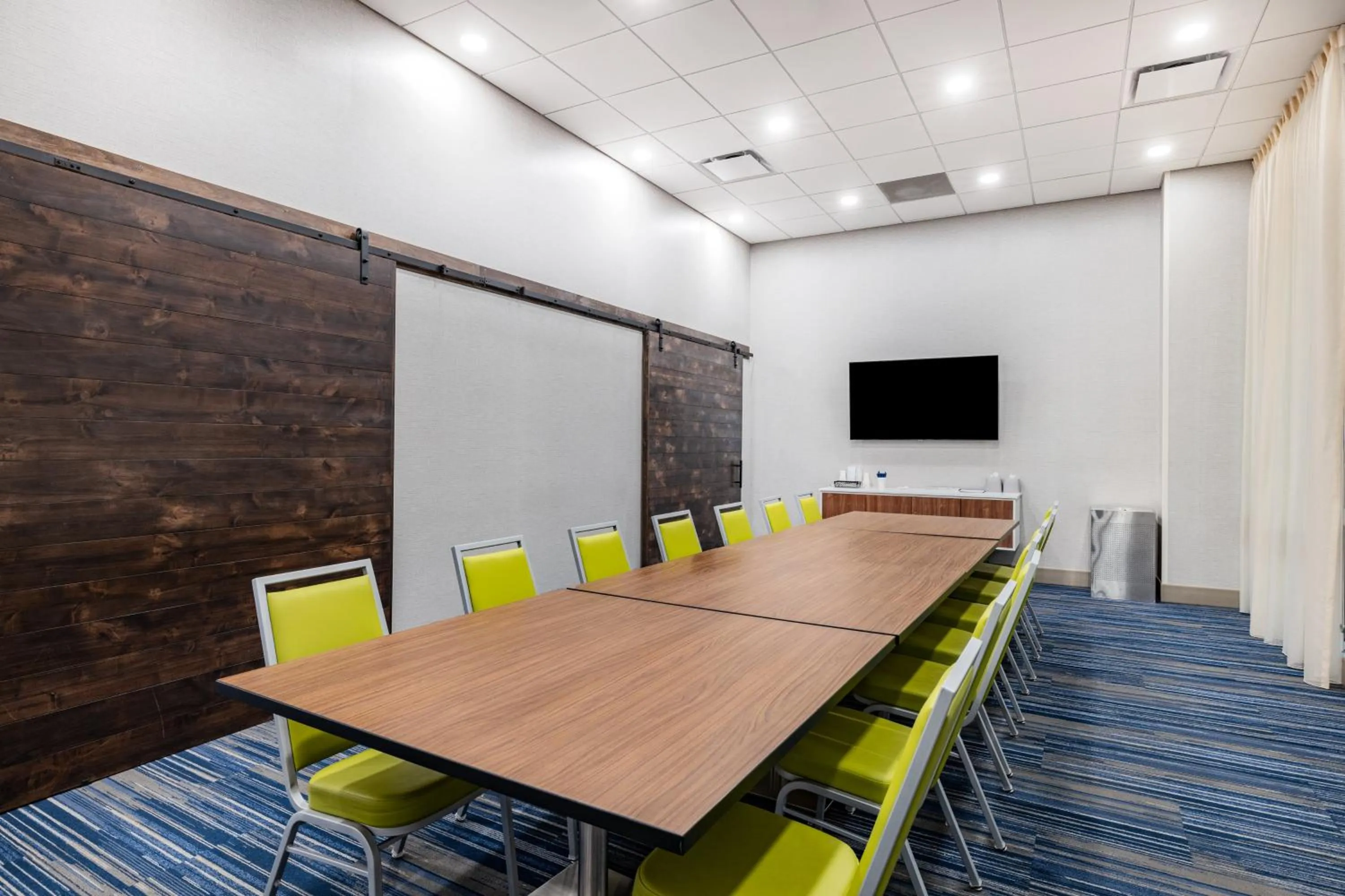 Meeting/conference room in Holiday Inn Express & Suites - Lincoln Downtown by IHG