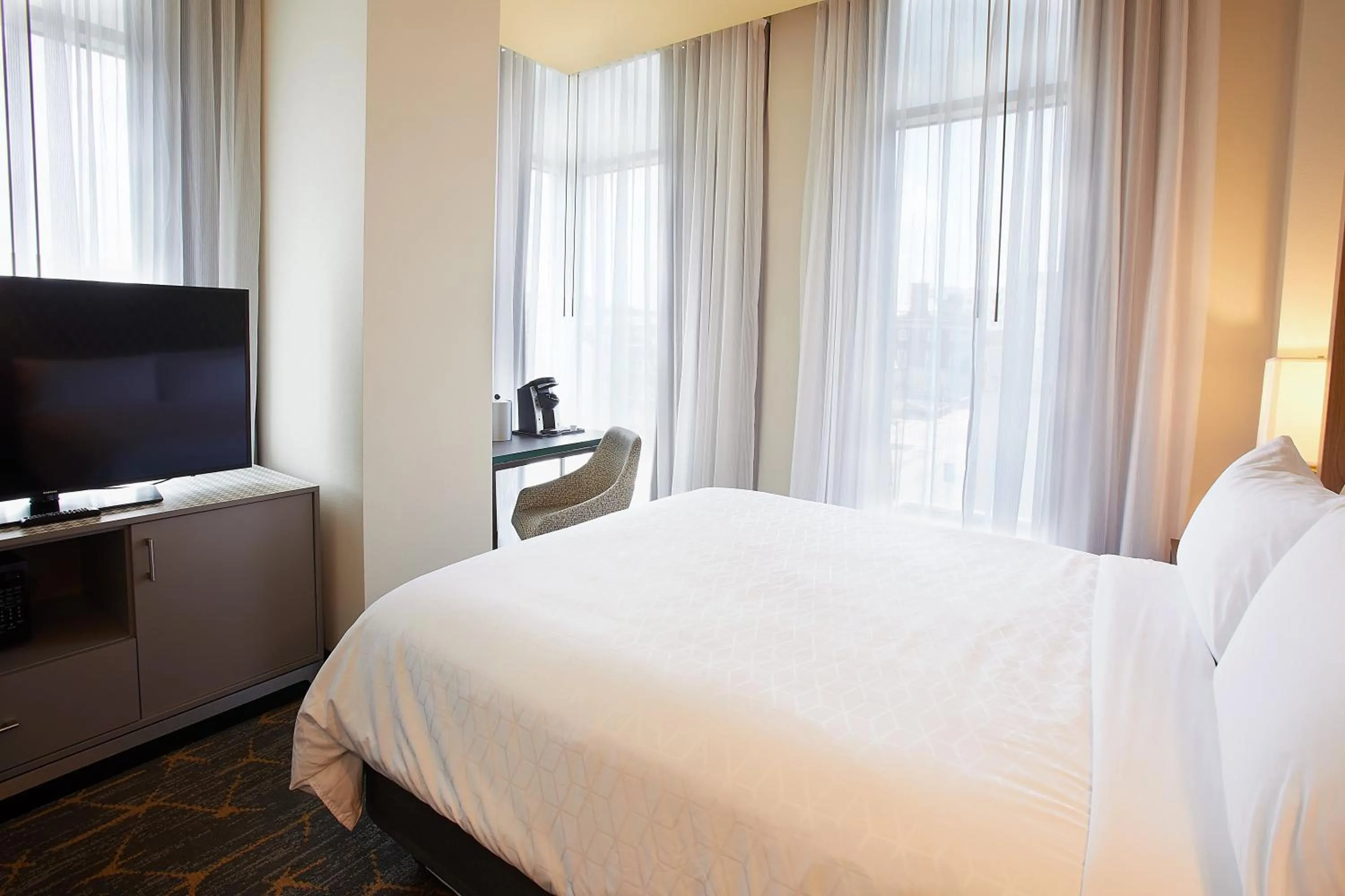 Photo of the whole room, Bed in Holiday Inn Louisville Downtown by IHG