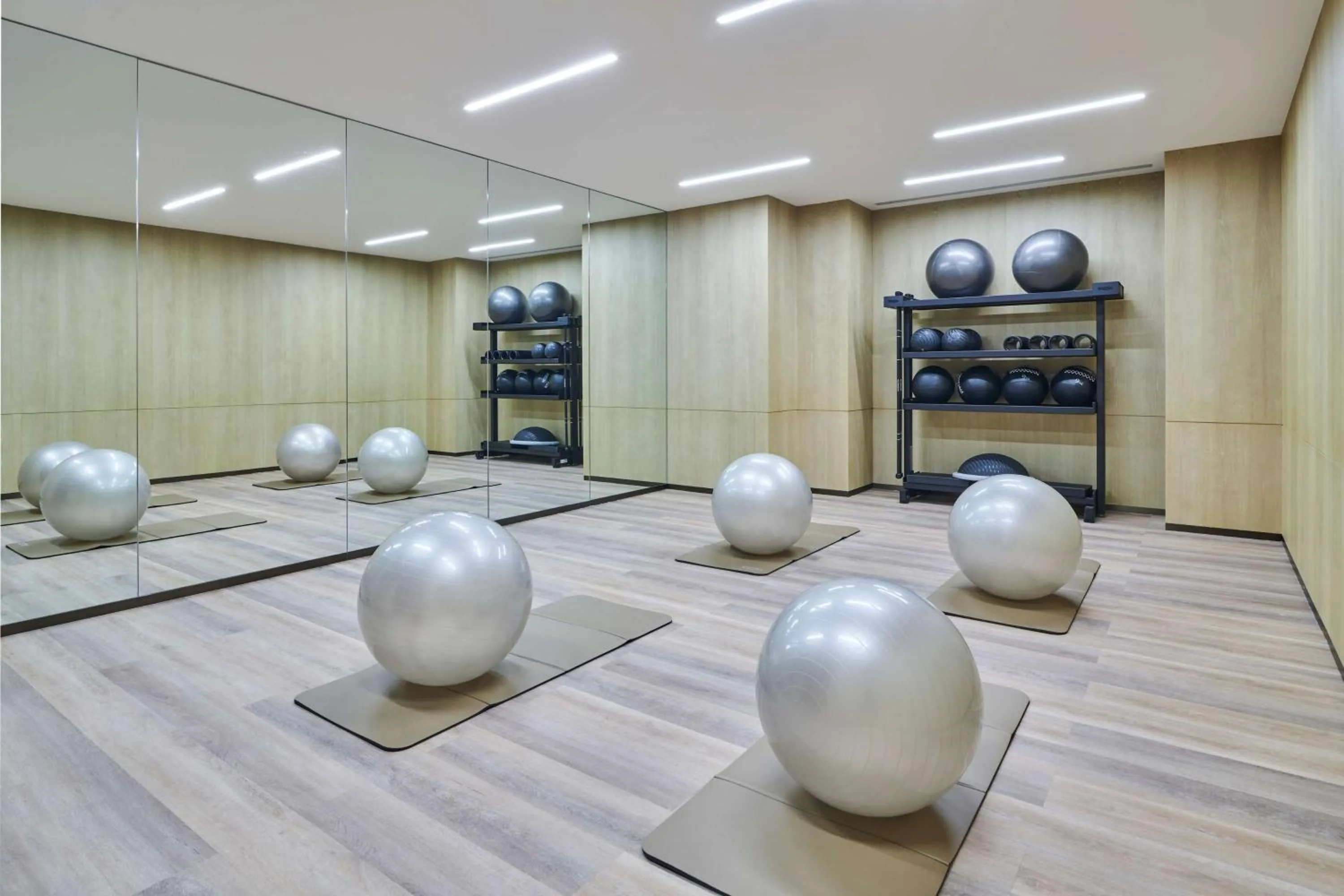 Fitness centre/facilities in DoubleTree by Hilton Shenzhen Airport
