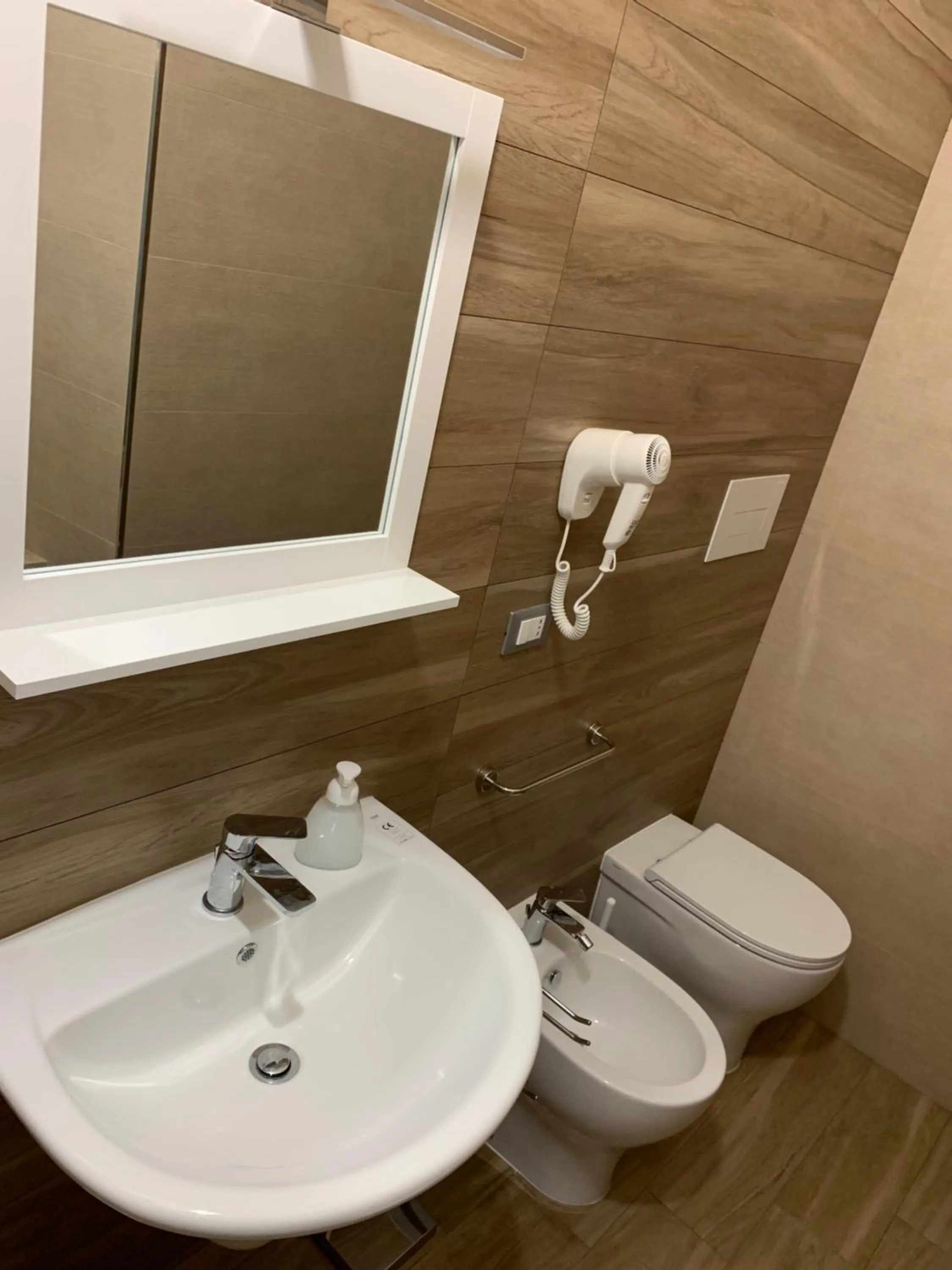 Toilet in B&B Piano Romano -con parcheggio privato gratuito-