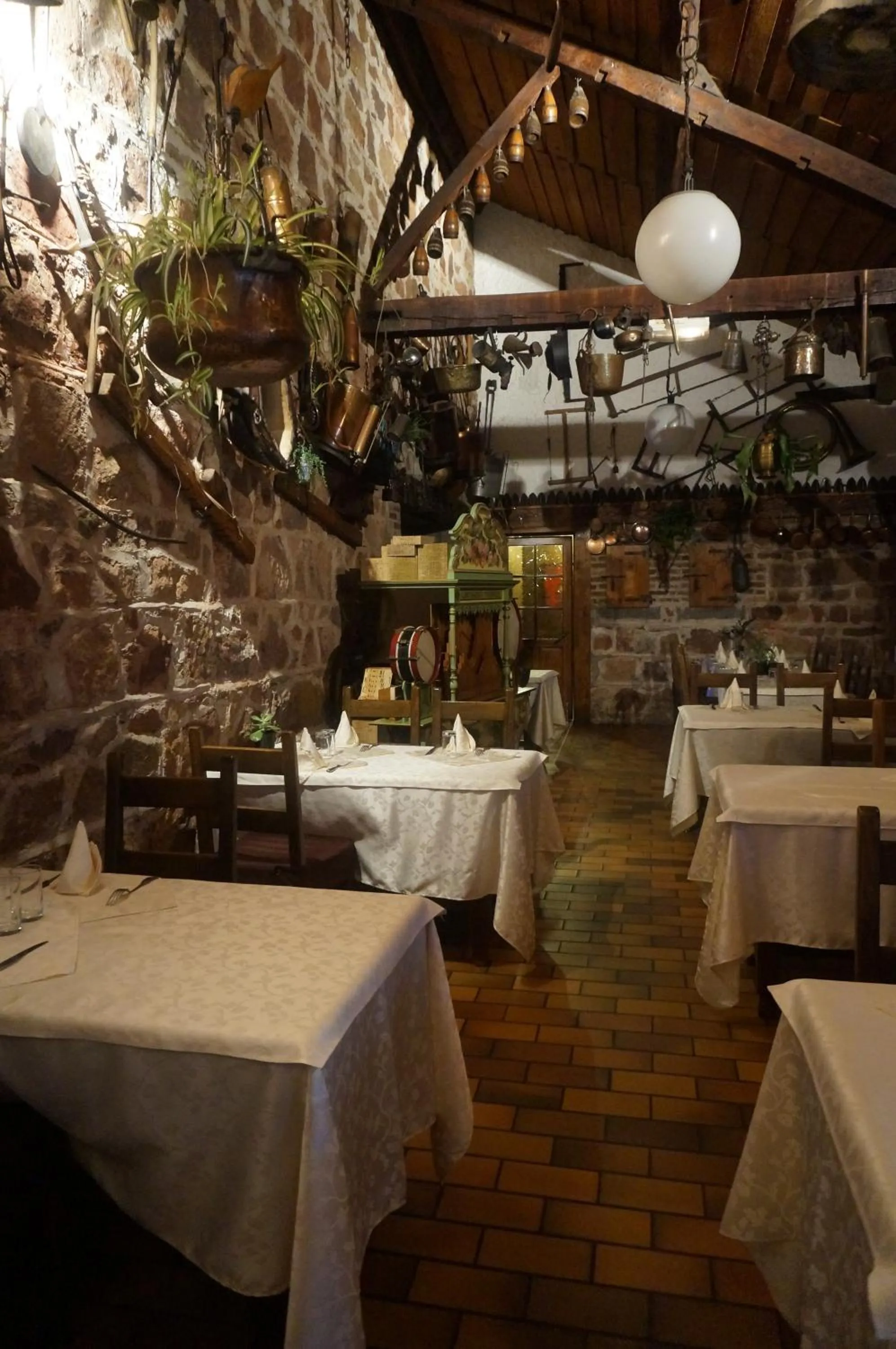 Restaurant/places to eat in Logis Hôtel LE DAHU