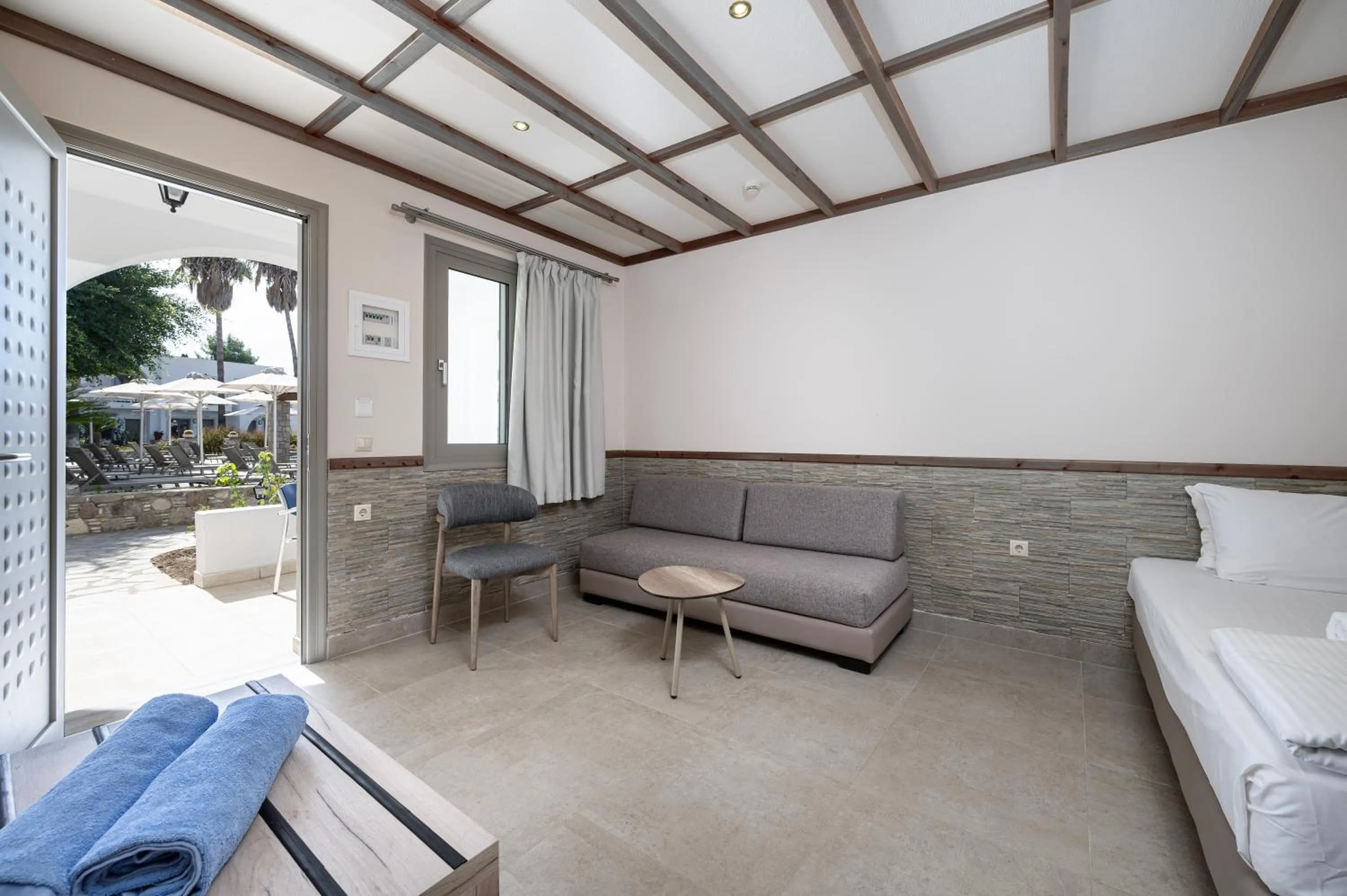 Seating area, Bed in Palladium hotel