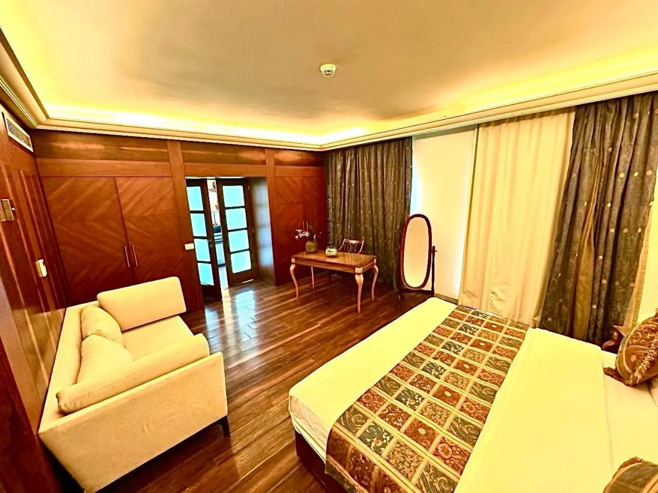 Bedroom, Bed in King Suites Hotel