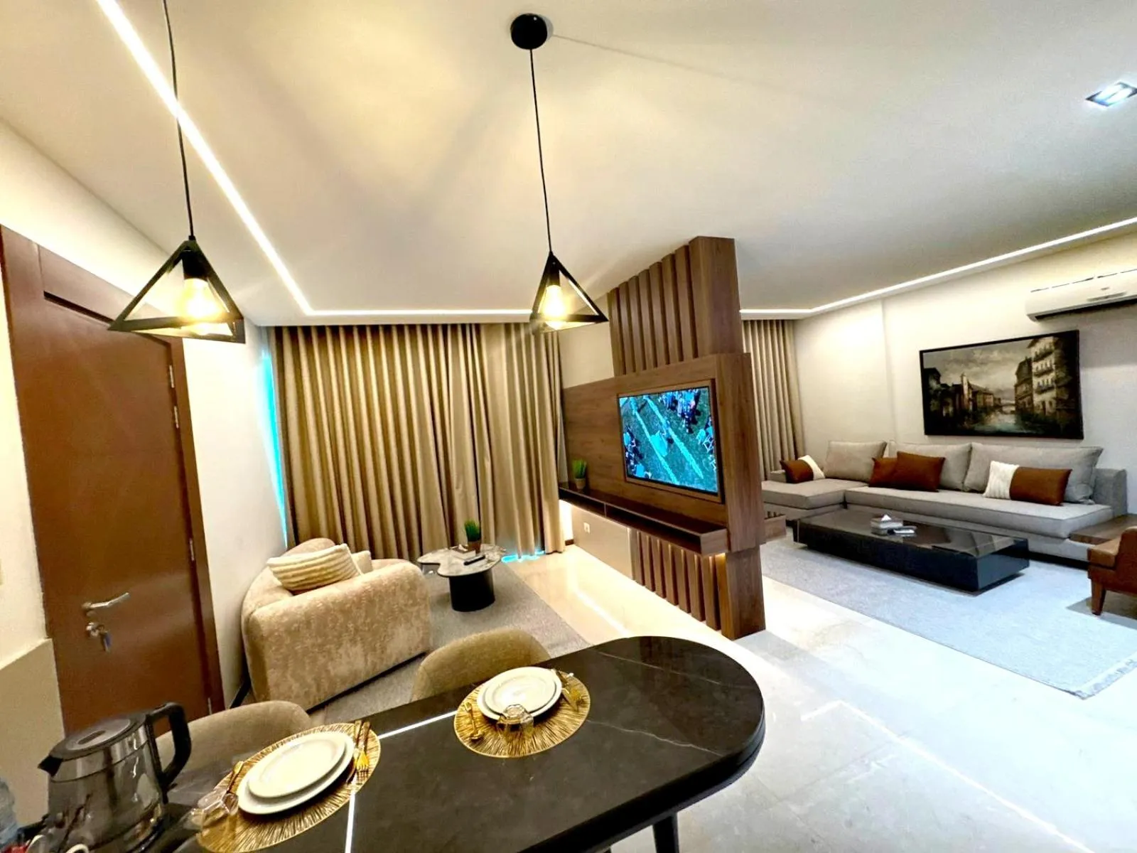 Bedroom, Bed in King Suites Hotel