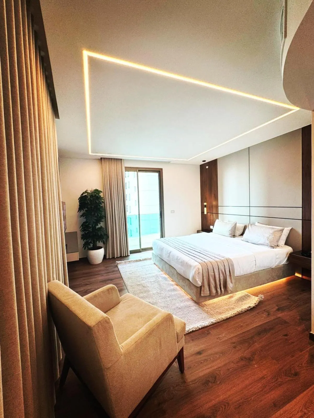 Bedroom, Bed in King Suites Hotel