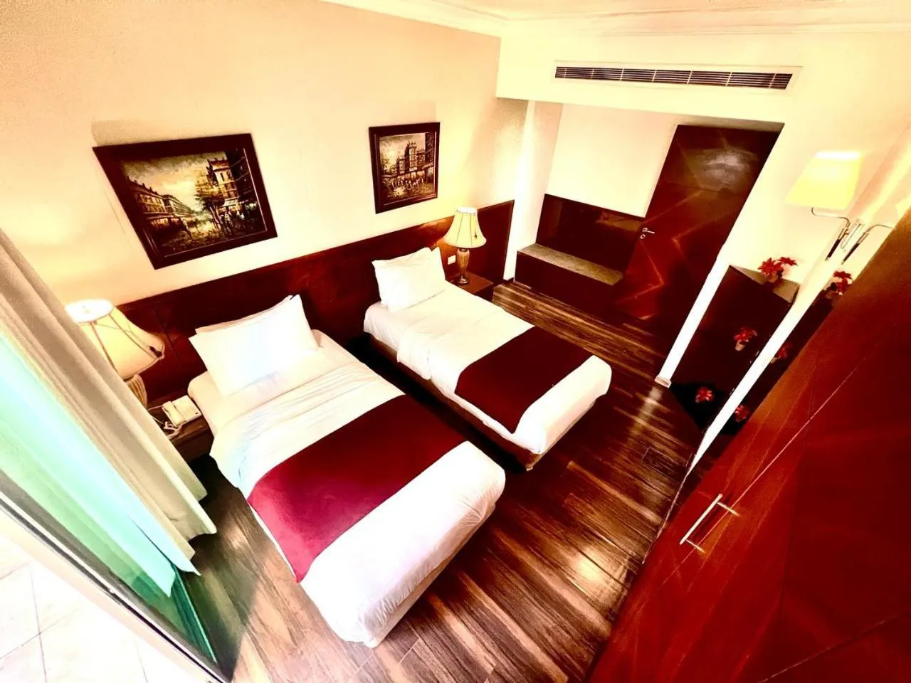 Bedroom, Bed in King Suites Hotel