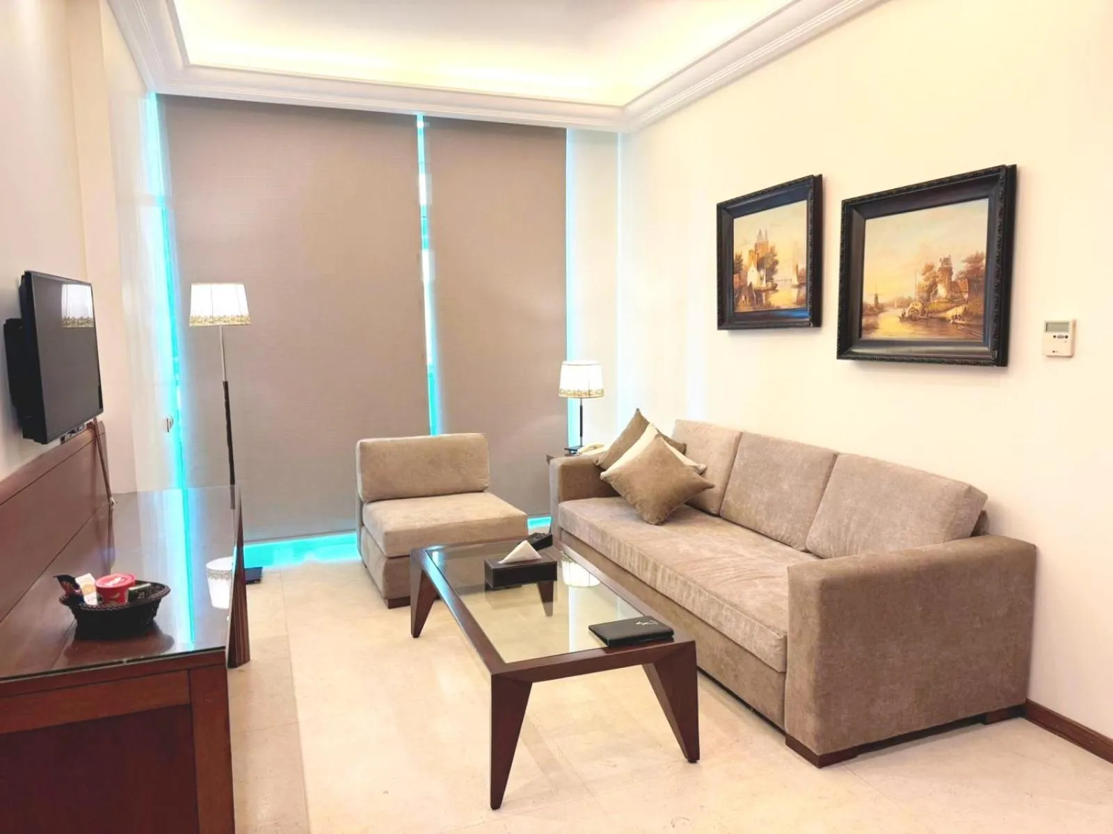 Living room in King Suites Hotel