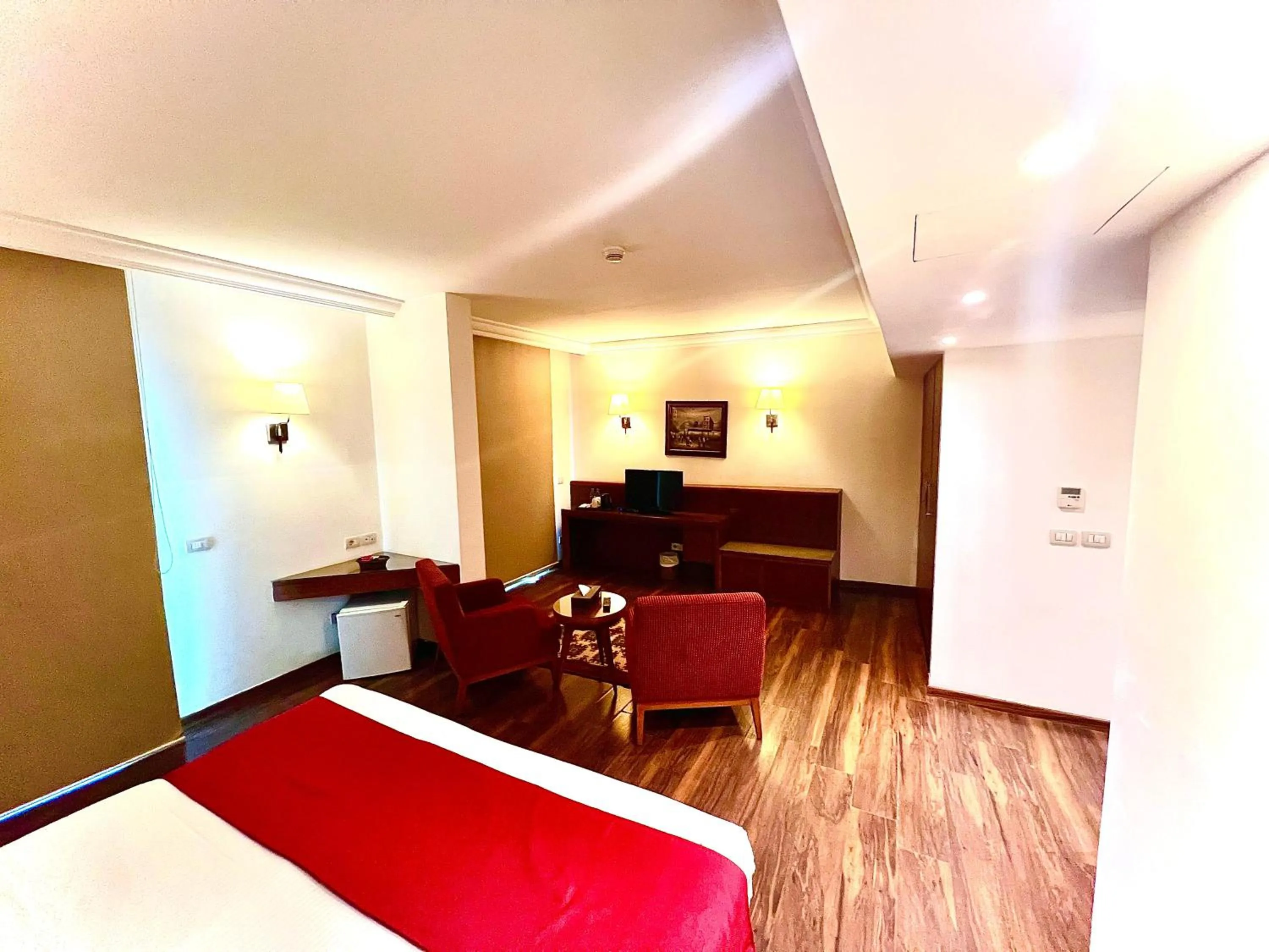 Bedroom, Bed in King Suites Hotel