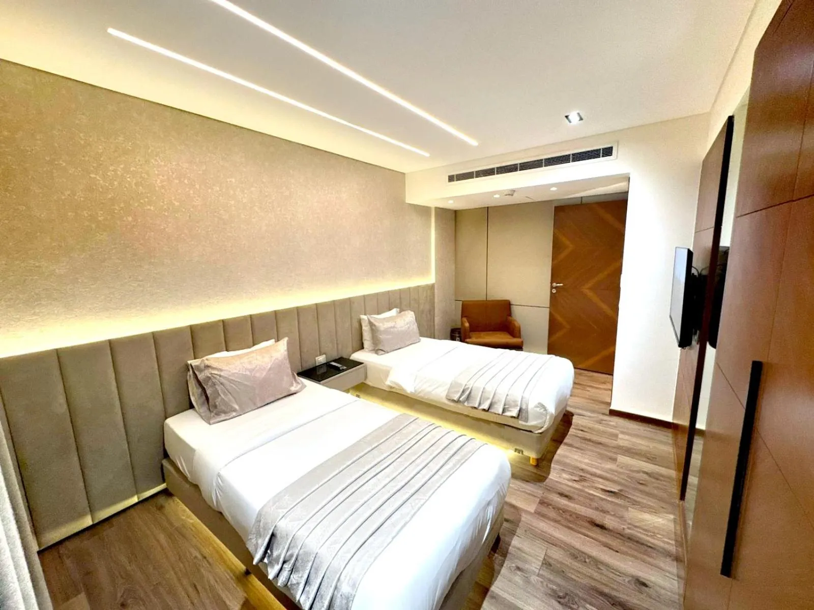 Bedroom, Bed in King Suites Hotel