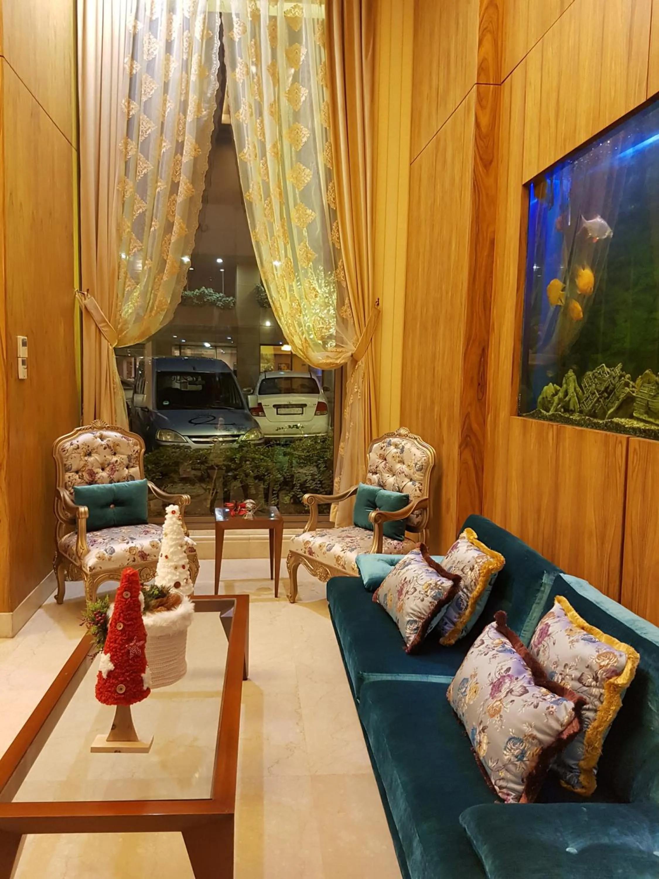 Text overlay in King Suites Hotel