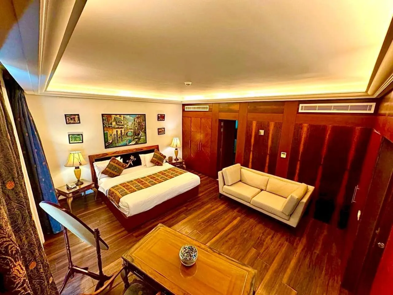 Bedroom, Bed in King Suites Hotel