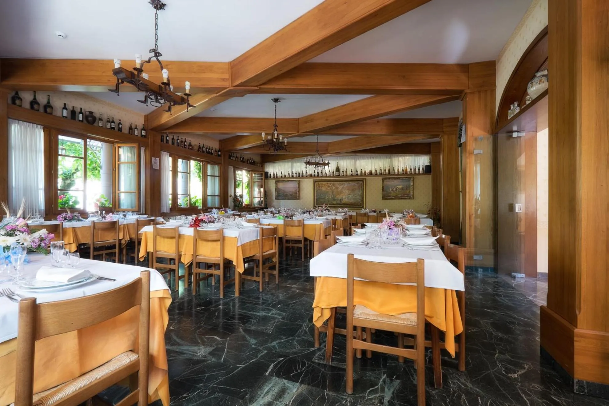 Restaurant/places to eat in Hotel La Rosa