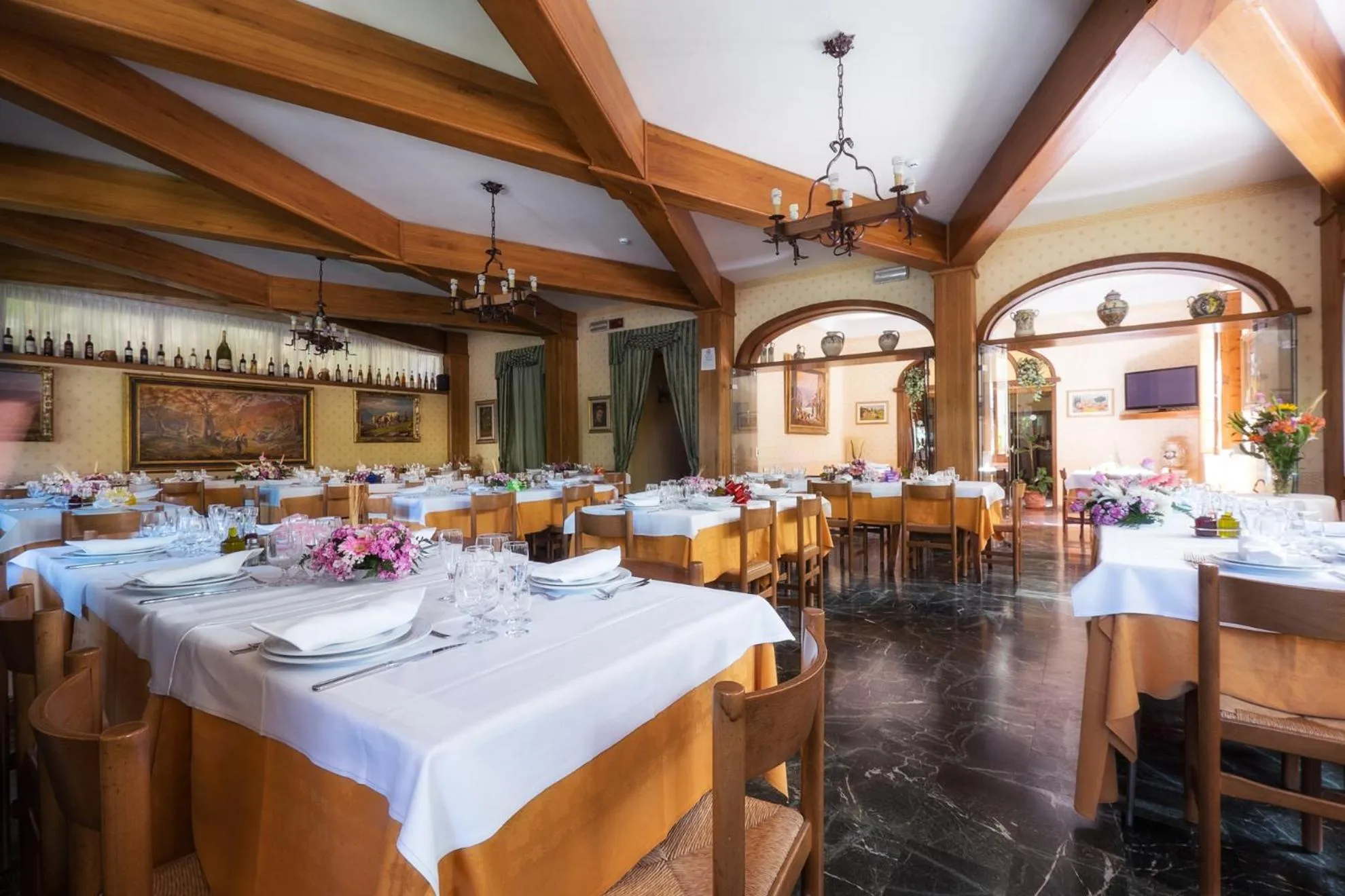 Restaurant/places to eat in Hotel La Rosa