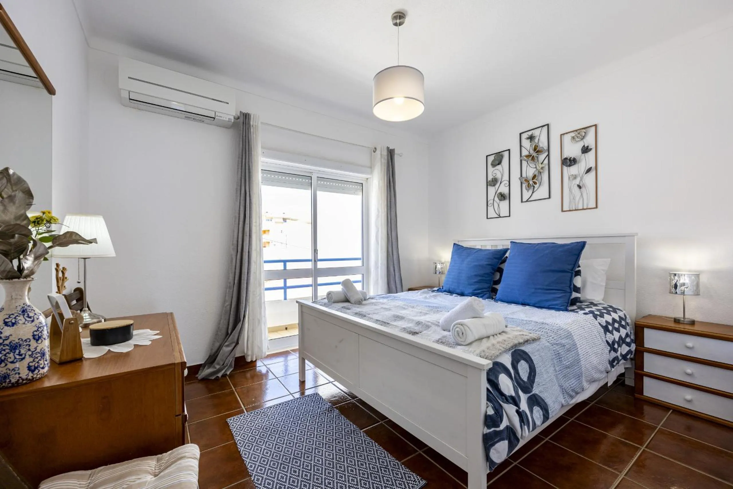 Bed in CoolHouses Algarve Luz, 2 Bed top floor flat, amazing sea view, central. Delicia do Sol