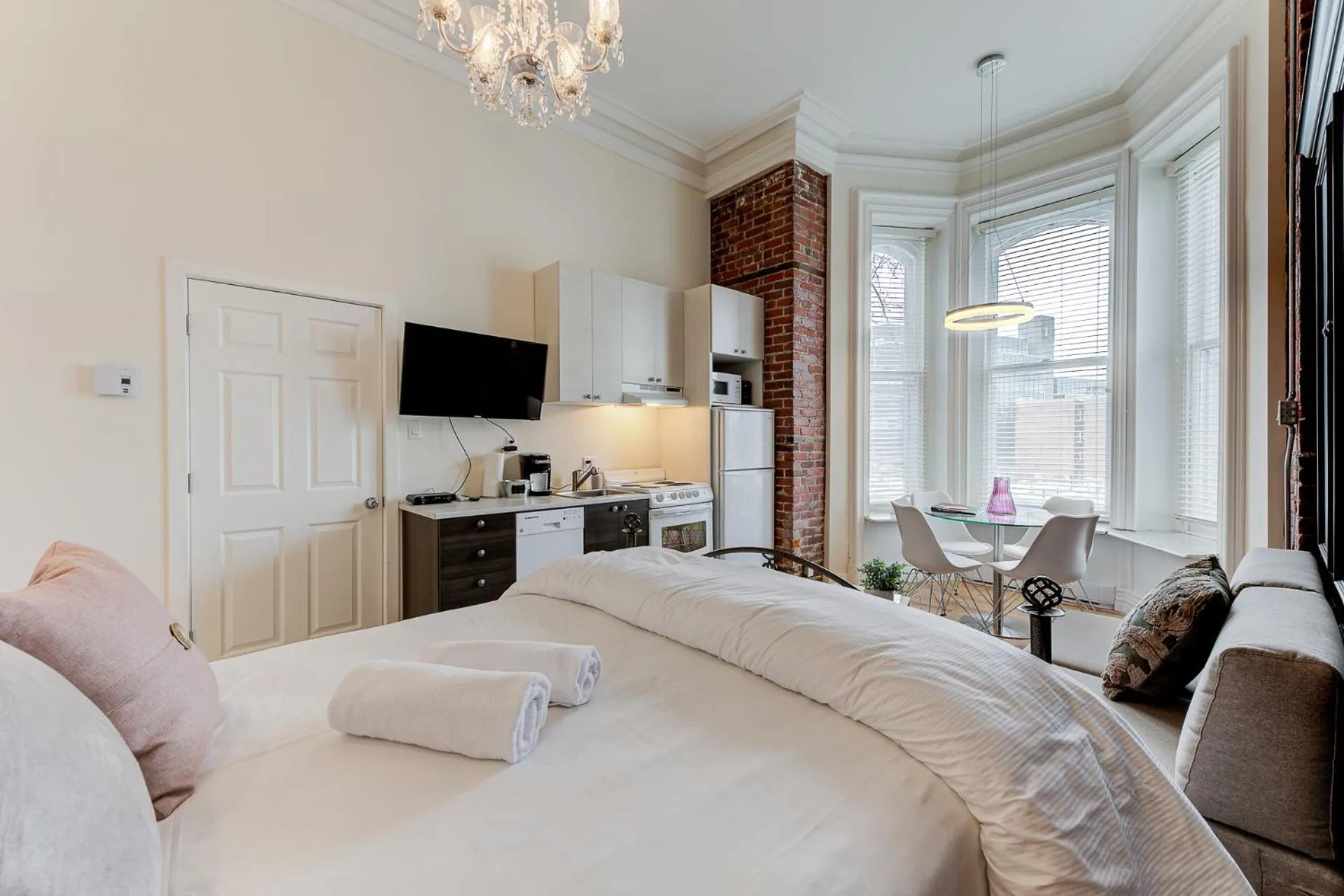 Photo of the whole room, Bed in Le 555 Grande allée