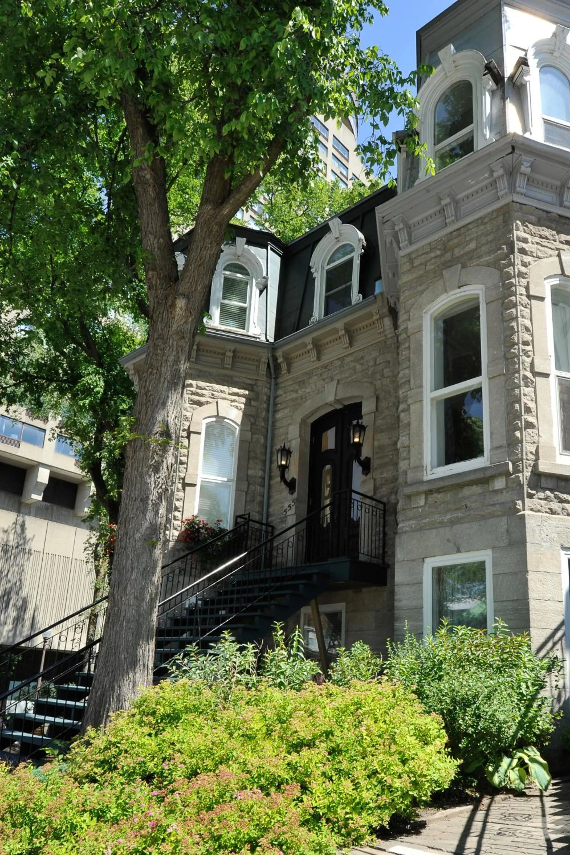 Property building in Le 555 Grande allée