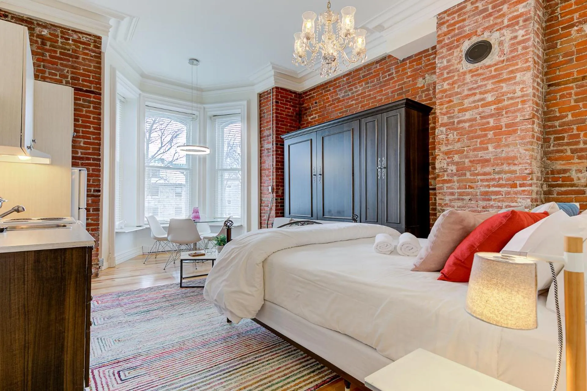 Photo of the whole room, Bed in Le 555 Grande allée