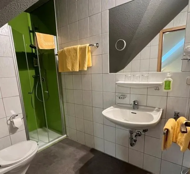 Bathroom in Hotel Gasthof am Schloß