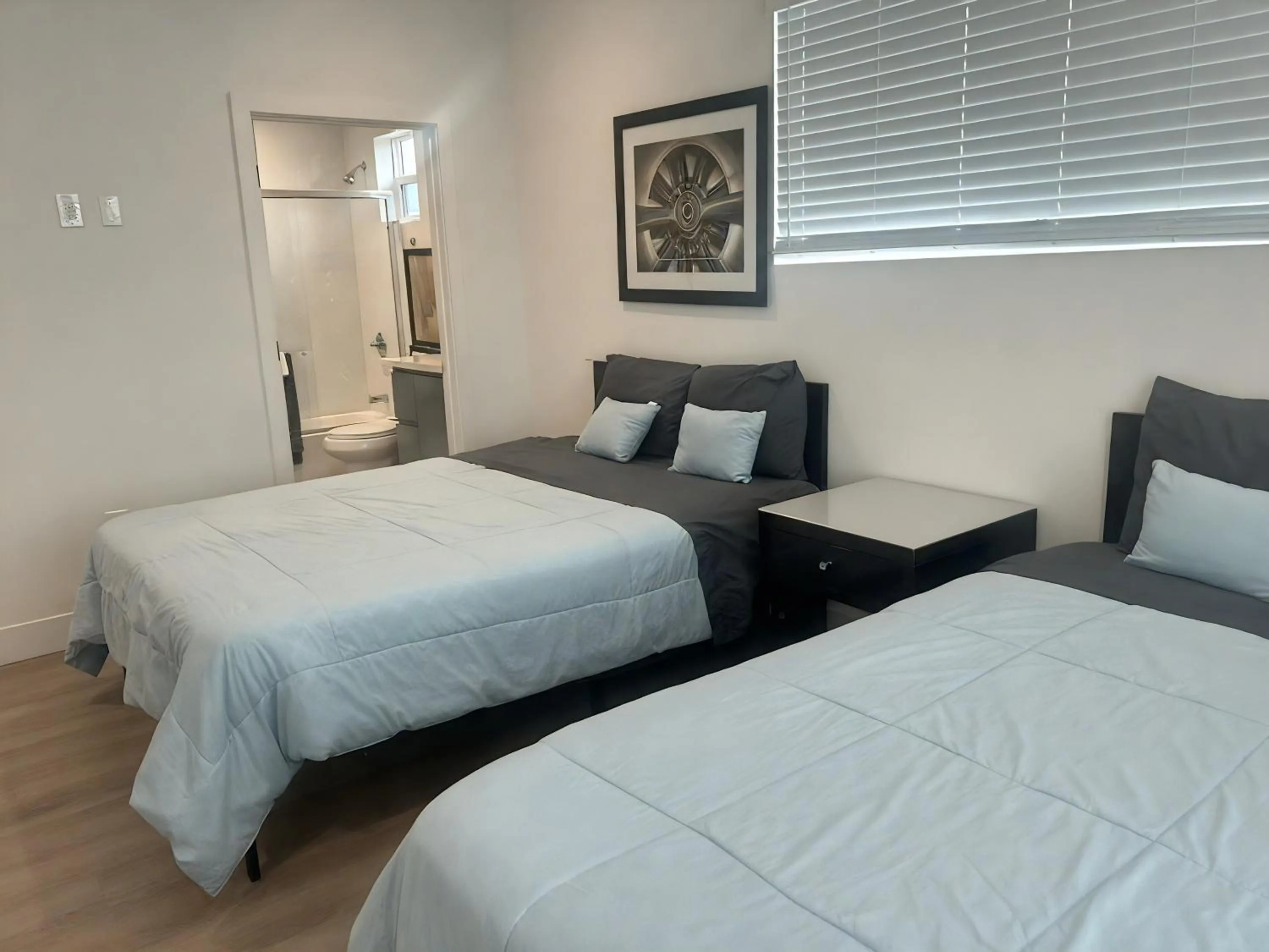 Bed in Hollywood Homes minutes to everything SPACIOUS AND FREE PARKING