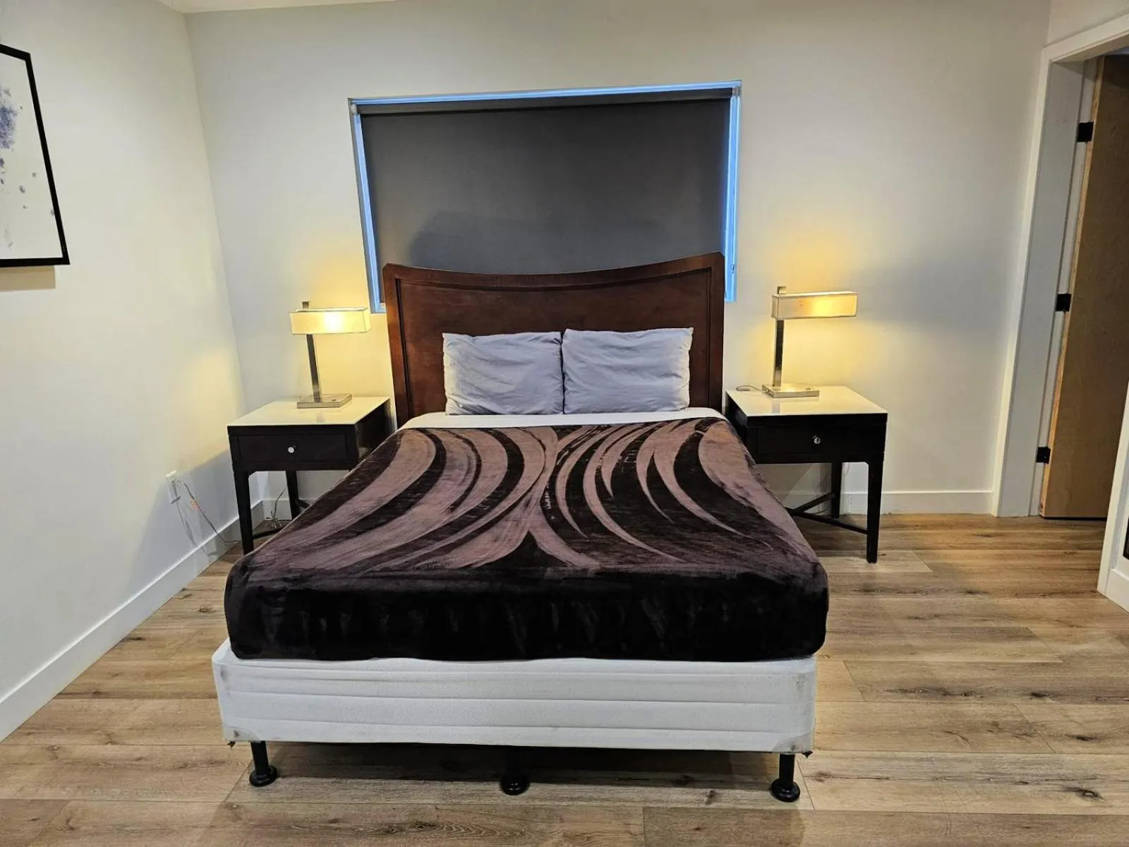 Bed in Hollywood Homes minutes to everything SPACIOUS AND FREE PARKING