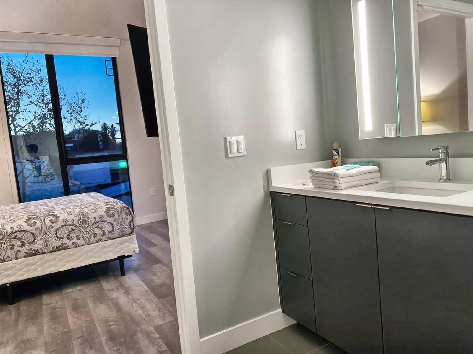 Bathroom, Bed in Hollywood Homes minutes to everything SPACIOUS AND FREE PARKING