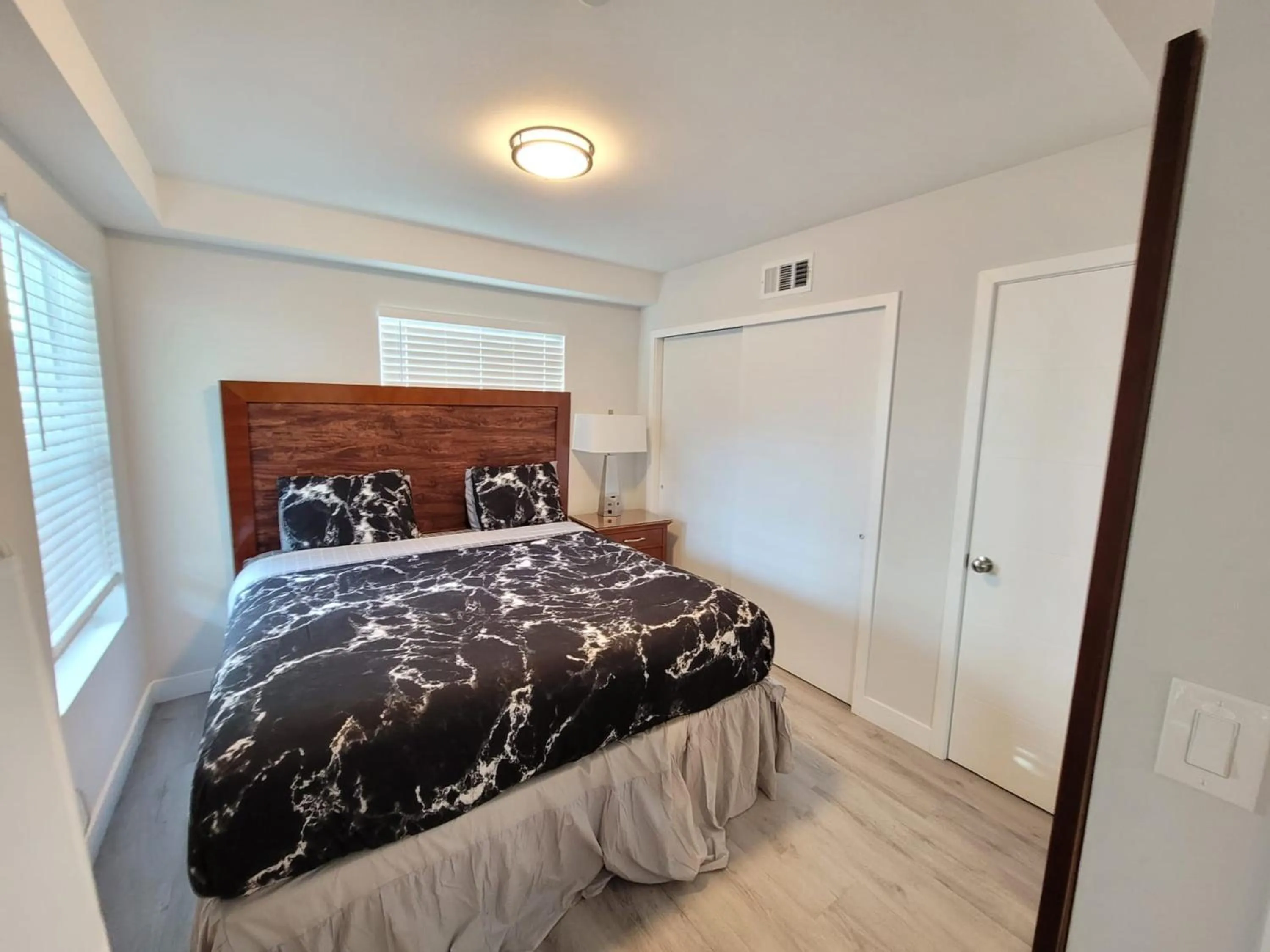 Bed in Hollywood Homes minutes to everything SPACIOUS AND FREE PARKING